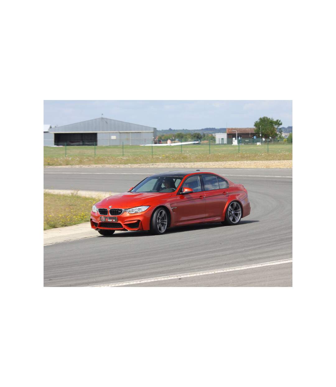 Passion Drift : baptême de drift en BMW M3 et 5 tours au volant d'une Ferrari 458 Italia sur le circuit Château Gaillard - SMARTBOX - Coffret Cadeau Sport & Aventure