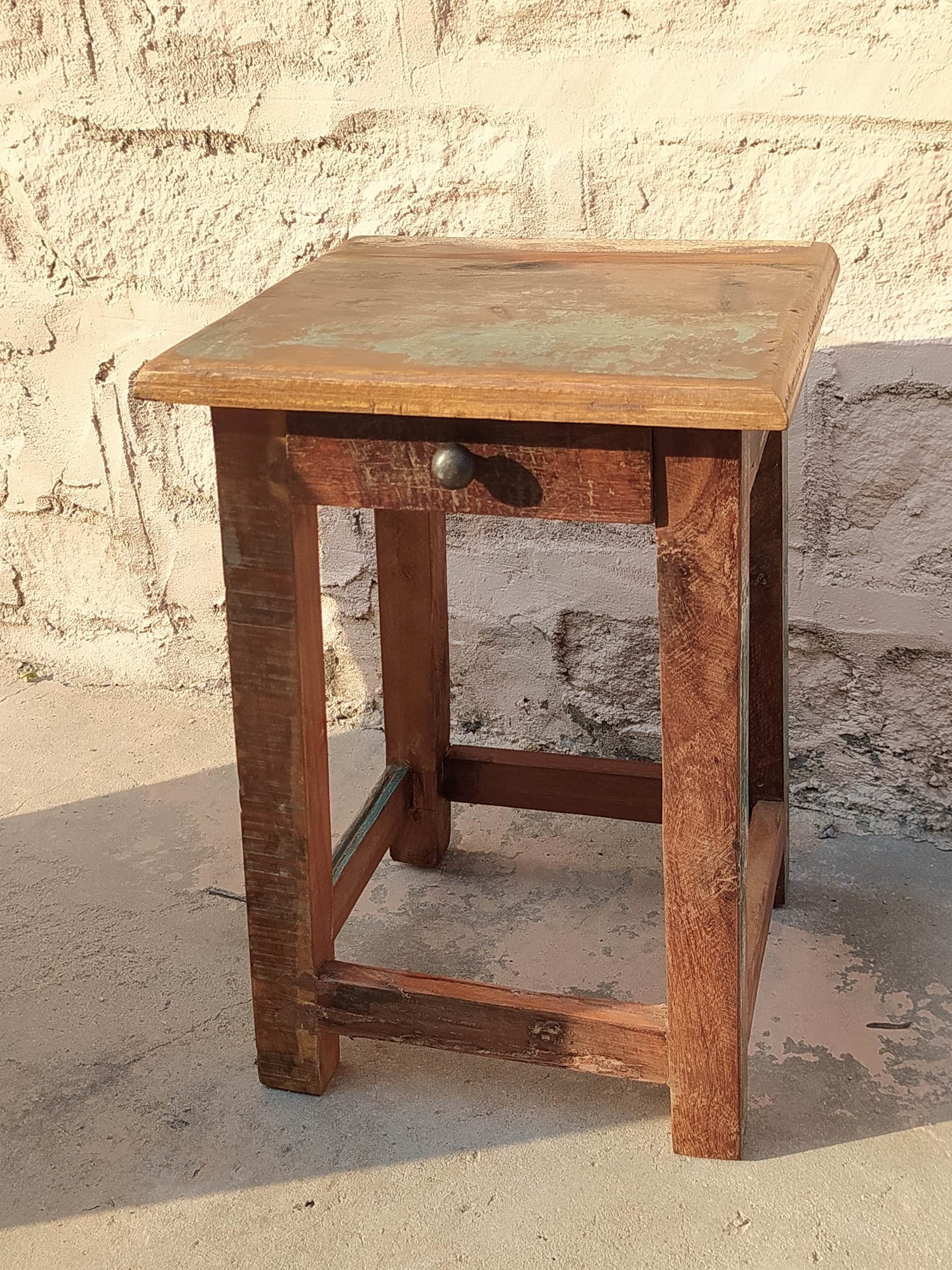 Hocker mit Schublade aus recyceltem Holz, natur / vintage, B 30 cm, T 30 cm, H 45 cm von fischer's lagerhaus