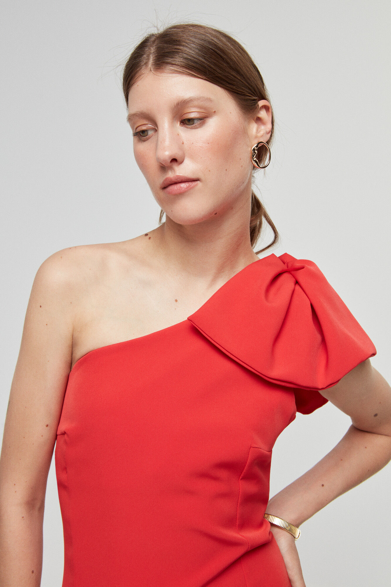 Vestido midi assimétrico de renda com ombros à mostra - Vermelho
