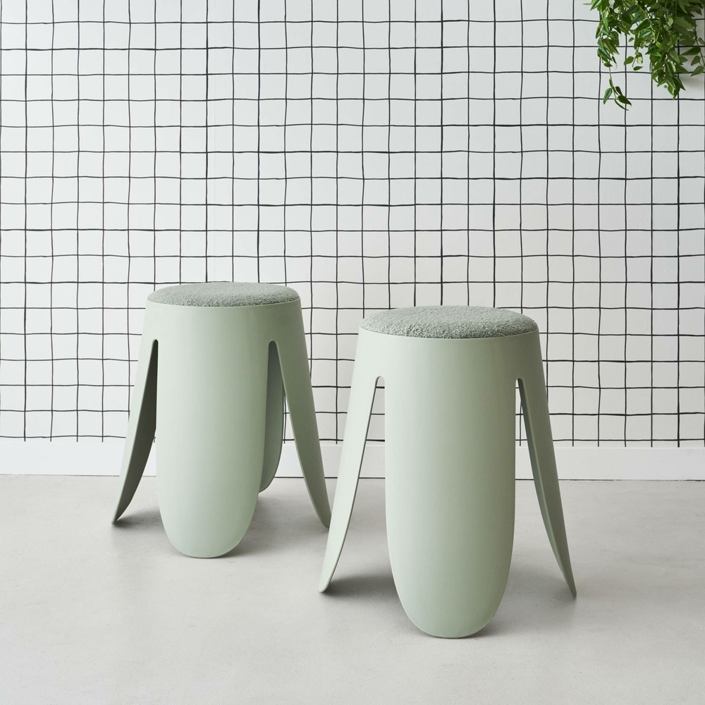 Set de 2 tabourets empilables vert céladon. Bouclette texturée. Niki. Ø30 / 44 x h46cm