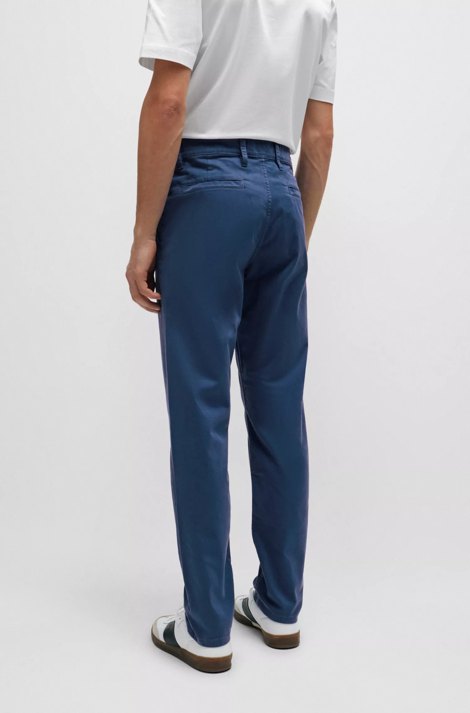 Calça chino BOSS laranja, corte afunilado, em cetim de algodão elástico.