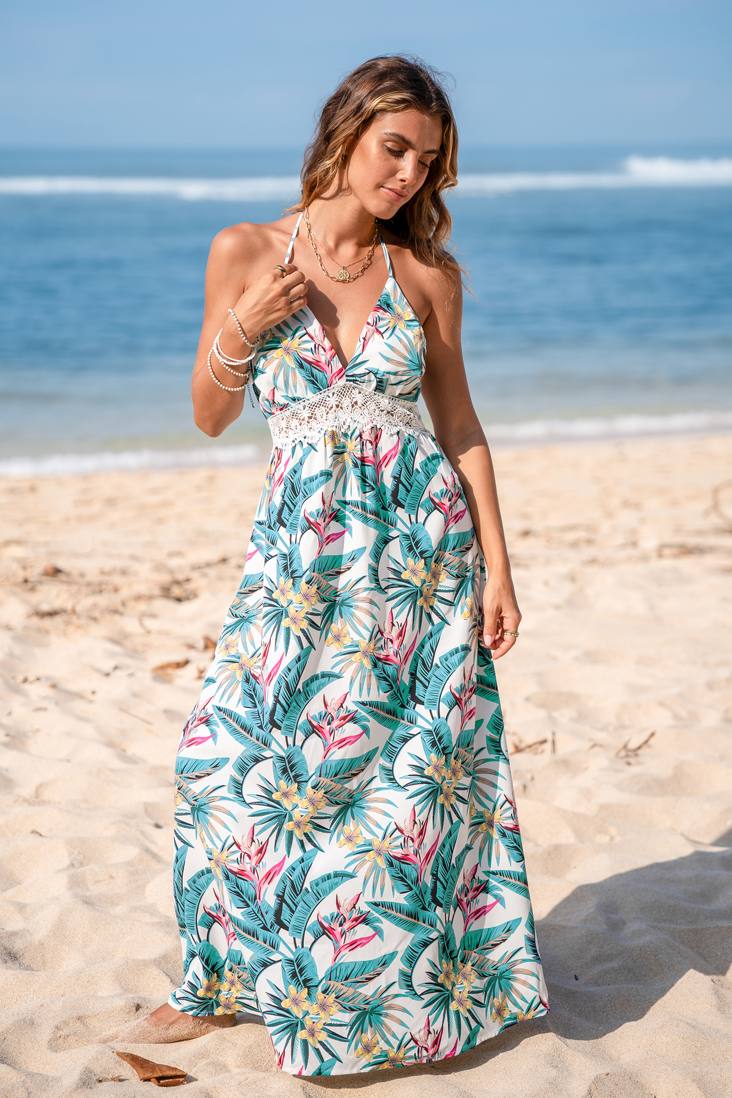 Robe maxi à col licou à imprimé feuilles tropicales