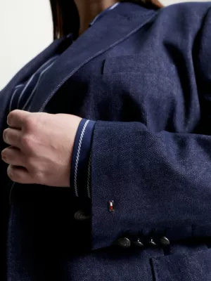 Blazer de sarja com abotoamento duplo e modelagem ajustada ao corpo.