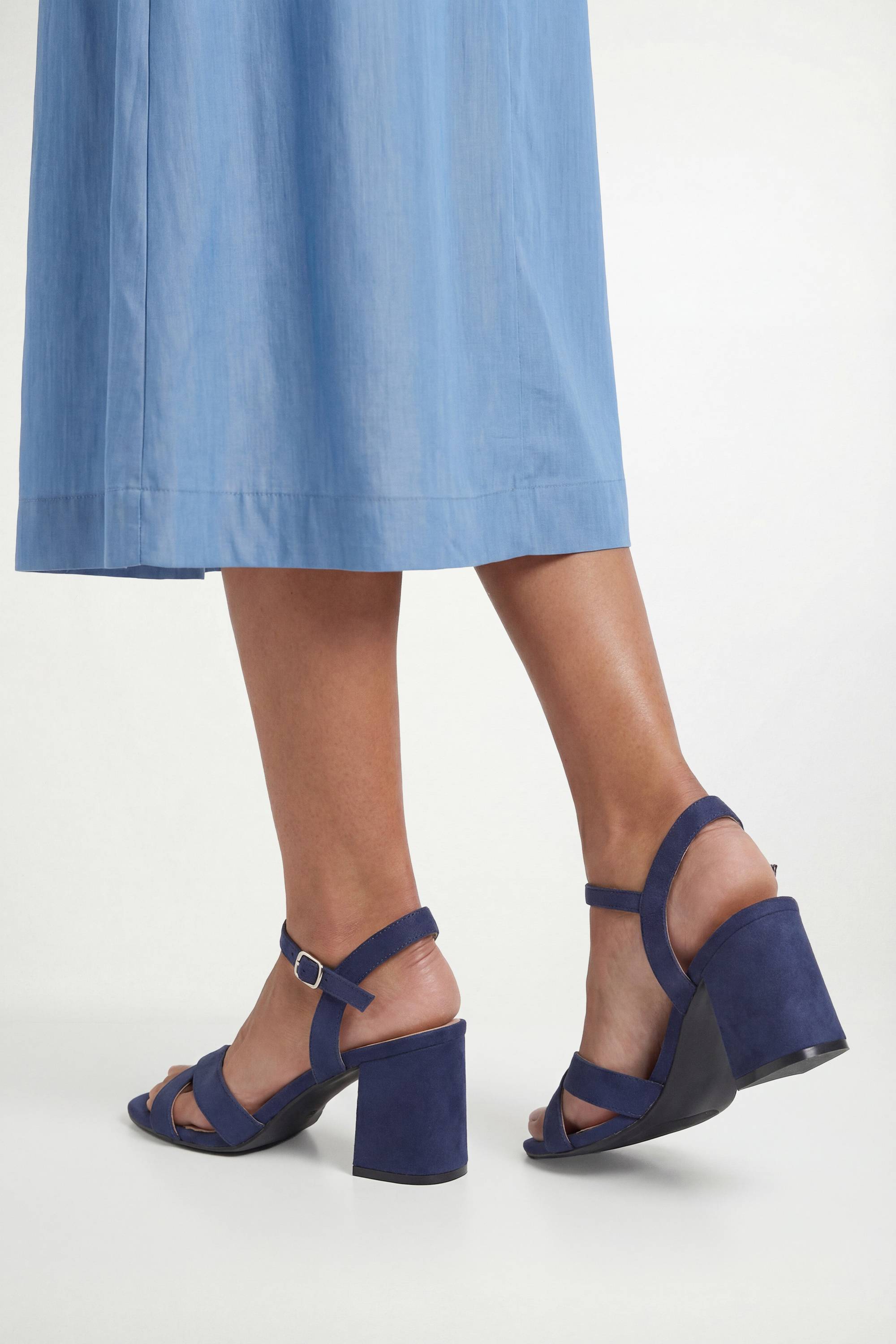 Wallis Sandales À Talons Bloc Moyen Samiyas Coupe Large En Synthétique À Brides Croisées