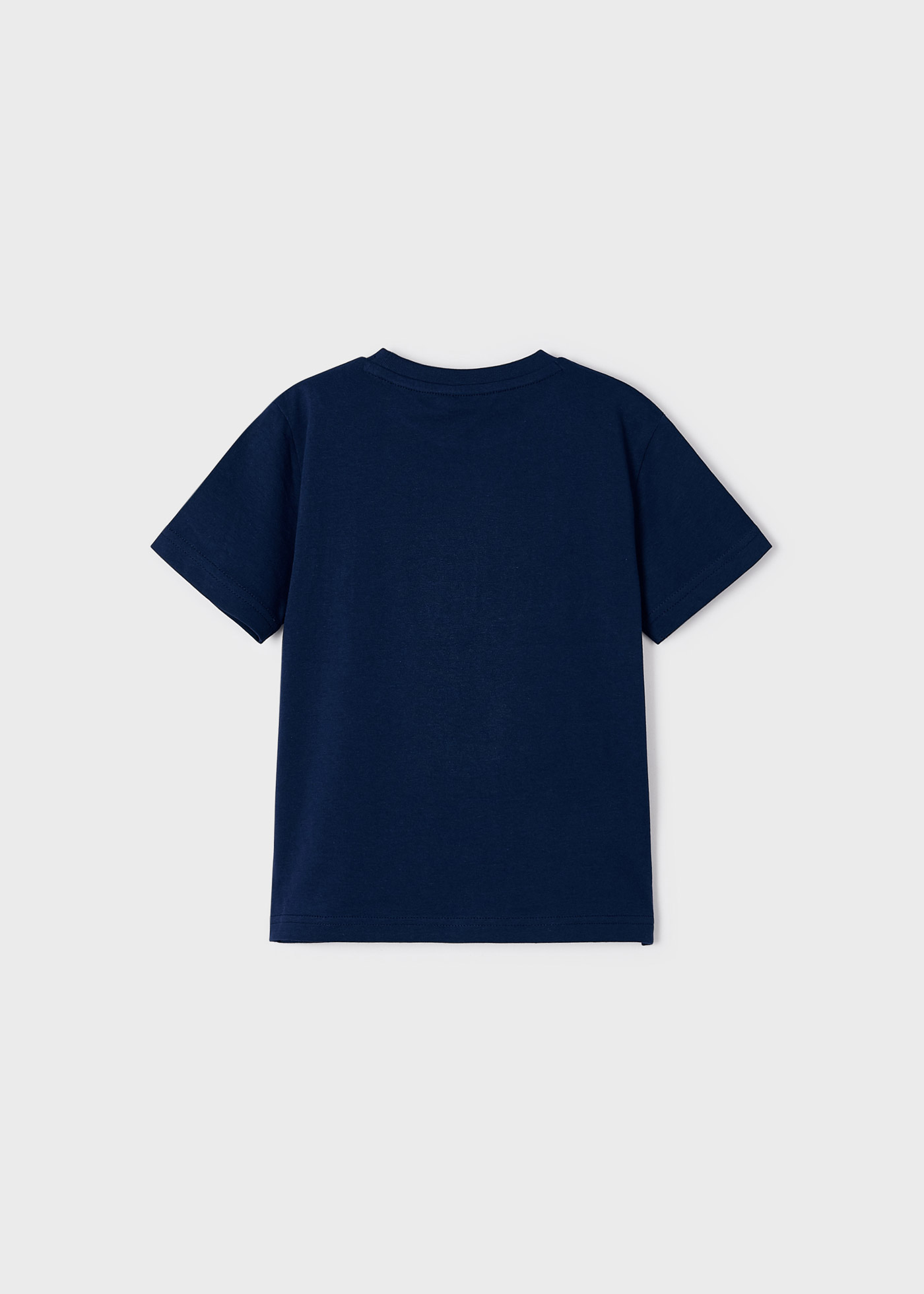 Camiseta infantil masculina em algodão sustentável com estampa.