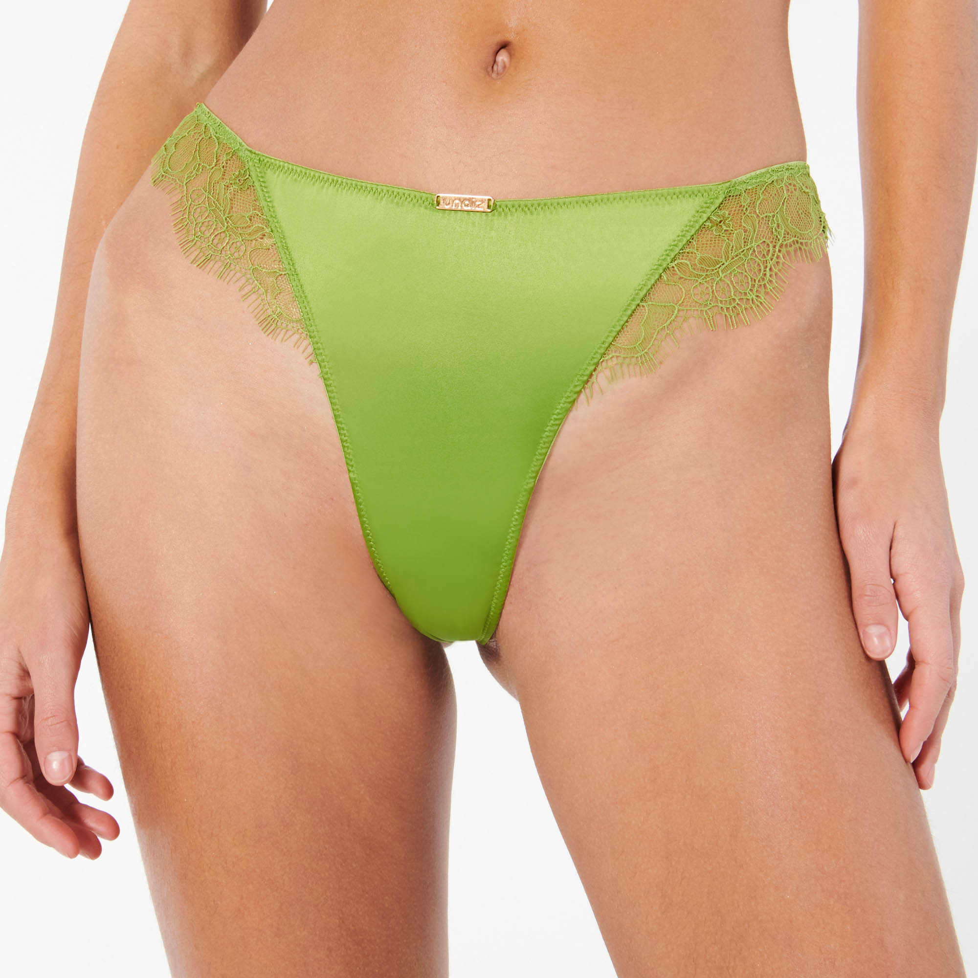Tanga en satin et dentelle