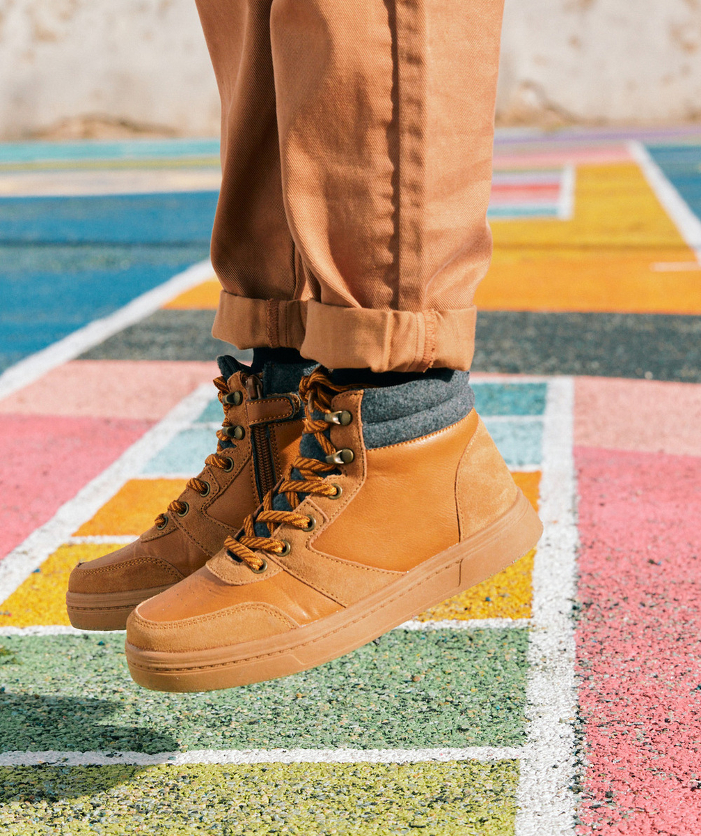 BASKETS MONTANTES GARÇON CAMEL AVEC LACETS ÉLASTIQUÉS