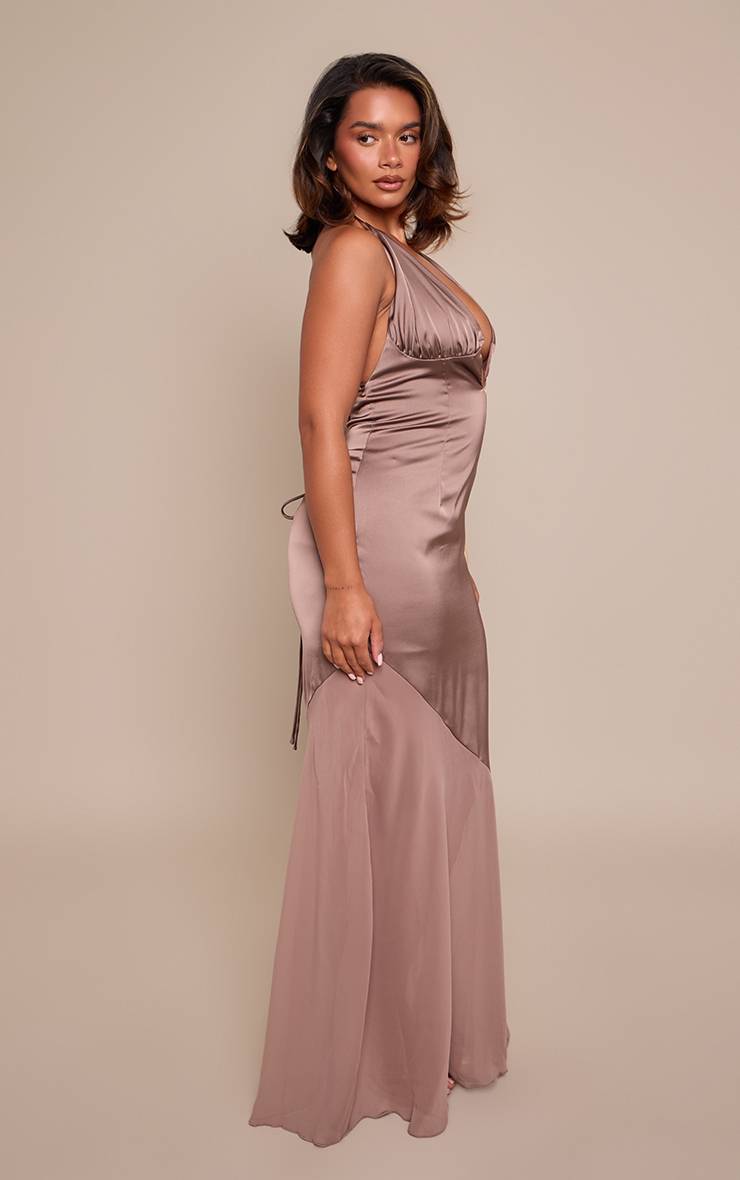 Taupe Robe Longue En Satin Avec Empiècements En Résille Et Dos Noué