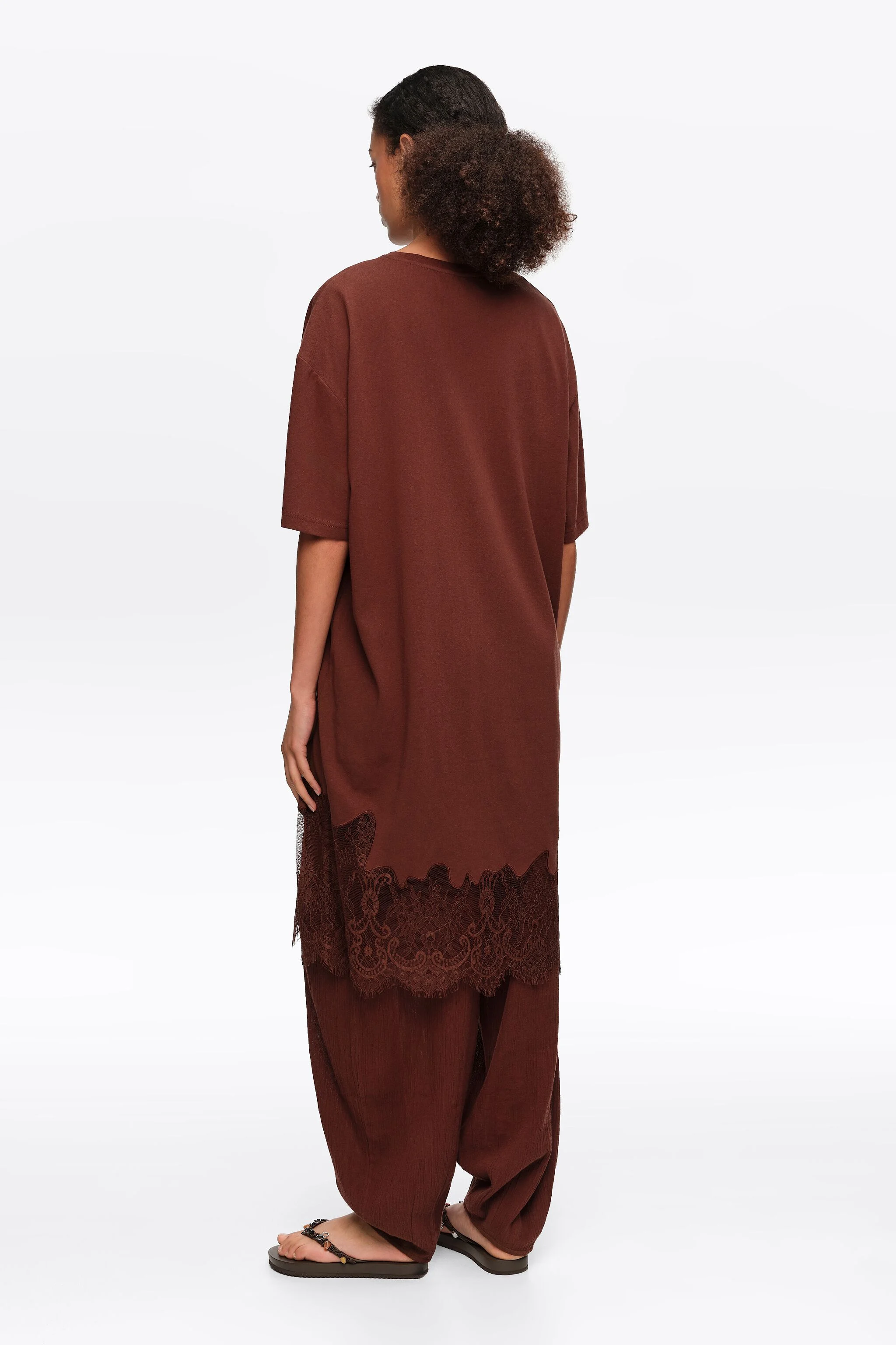 Vestido curto marrom de renda estilo camiseta