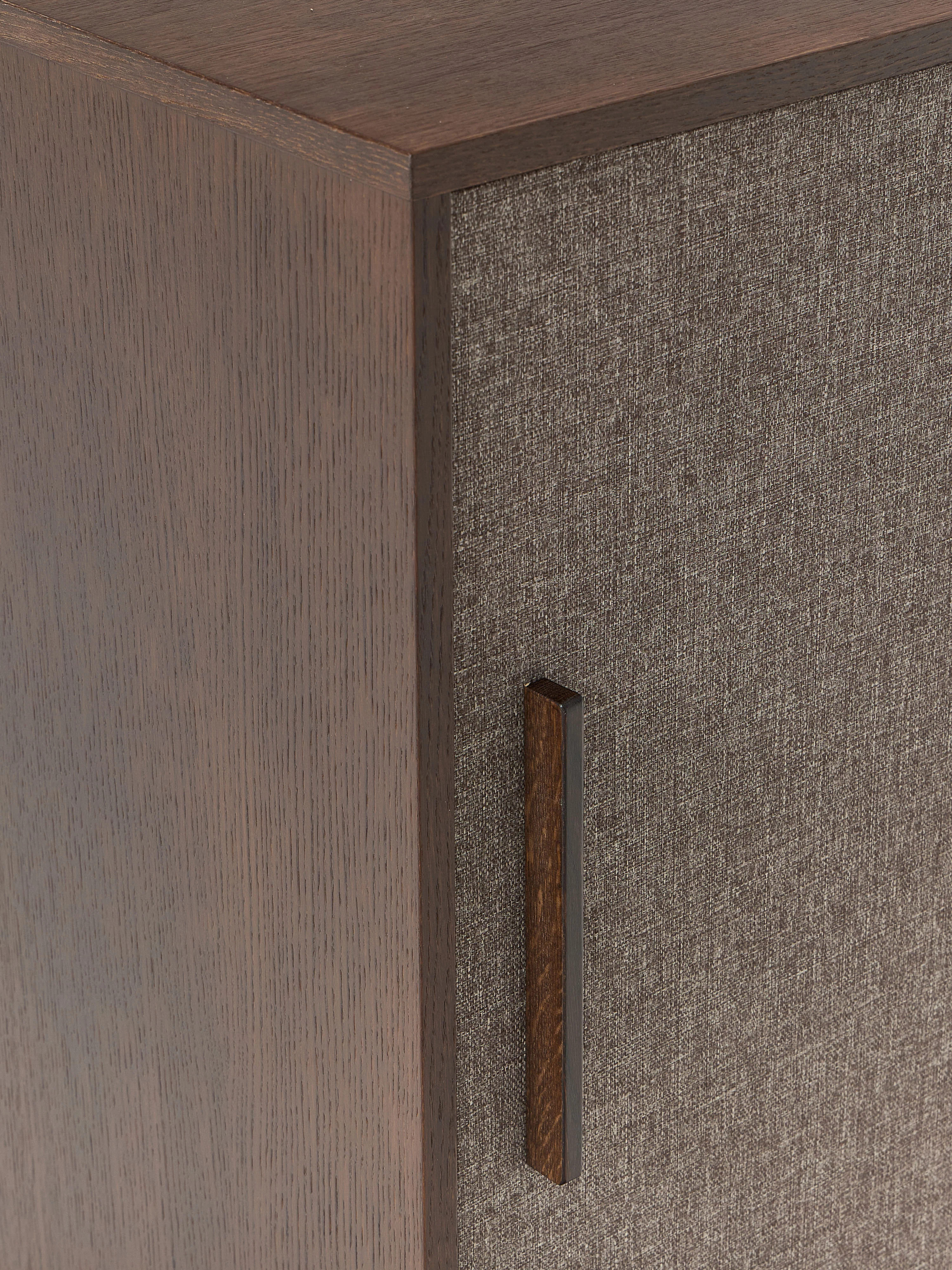 Houten dressoir Wisp met gestoffeerde voorzijde