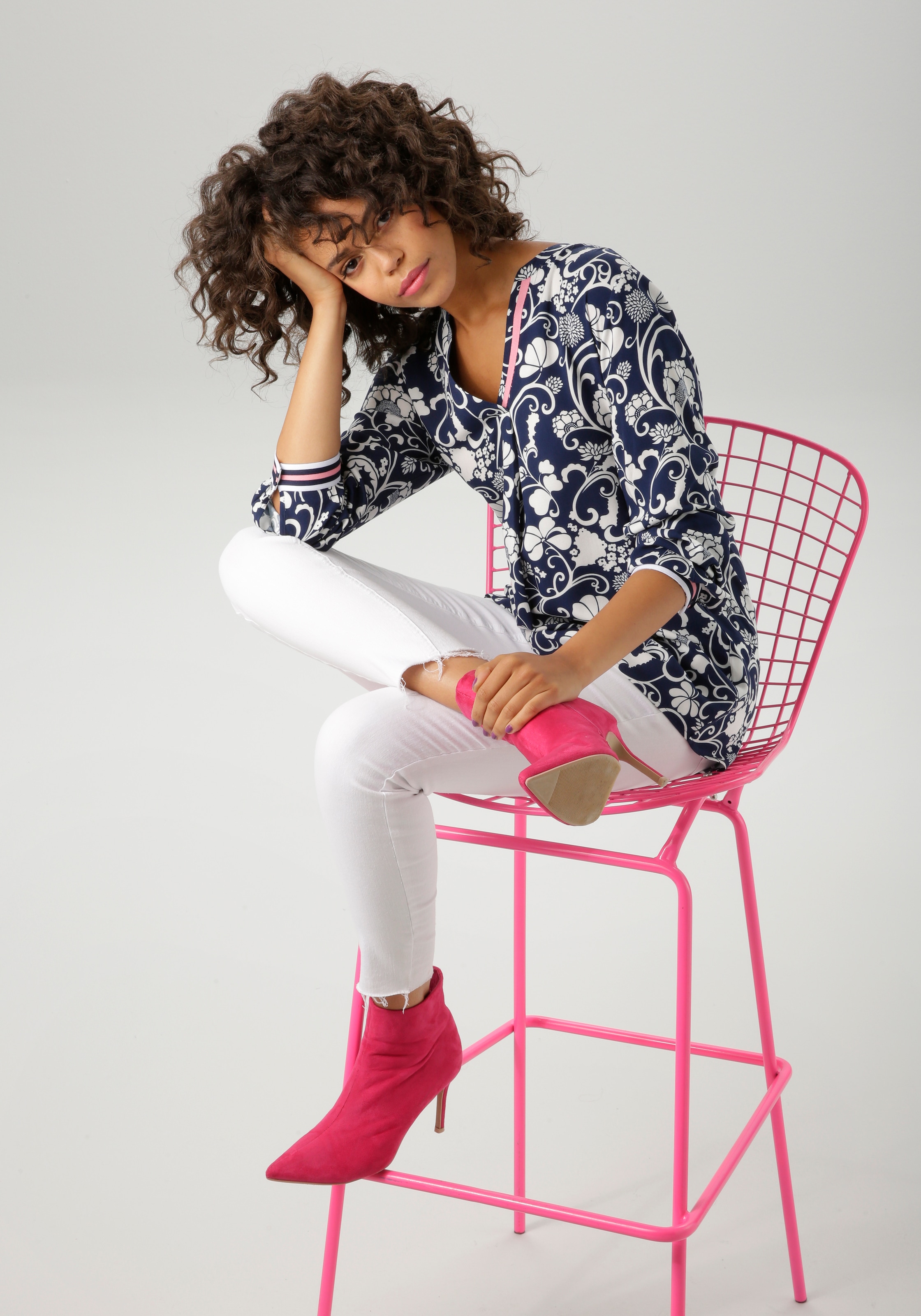 Aniston CASUAL Schlupfbluse , mit fantasievollem, grafischen Blumendruck - NEUE KOLLEKTION