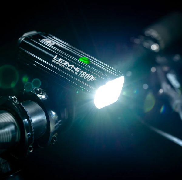 Lezyne Super Drive Smart Genopladelig Forlygte, 1800 Lumen