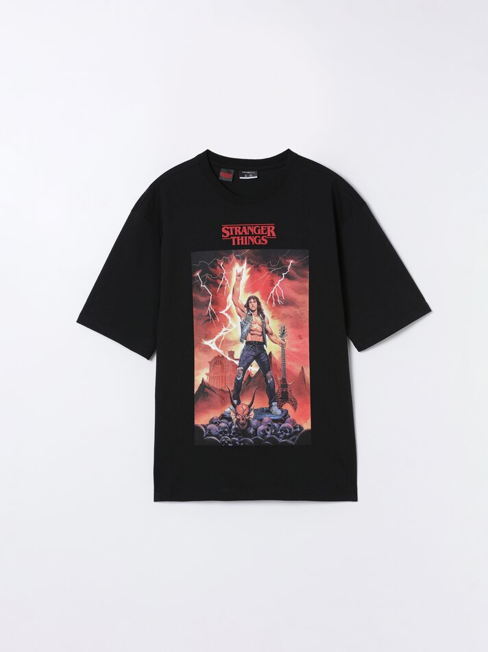 Camiseta estampada de Stranger Things - Netflix. - Preta