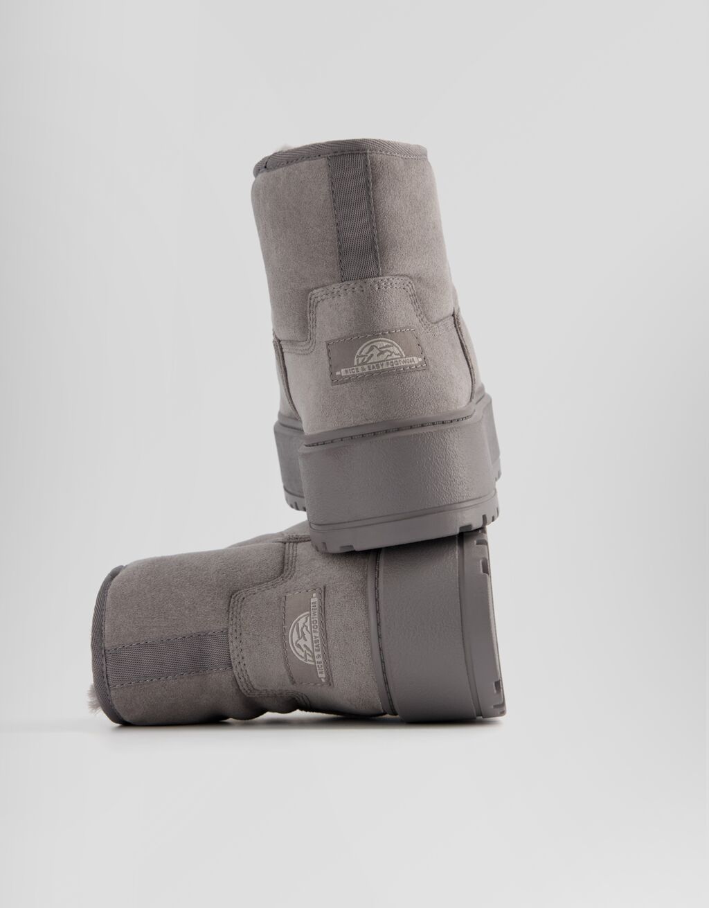 Botas de cano curto com plataforma e forro de pele sintética.