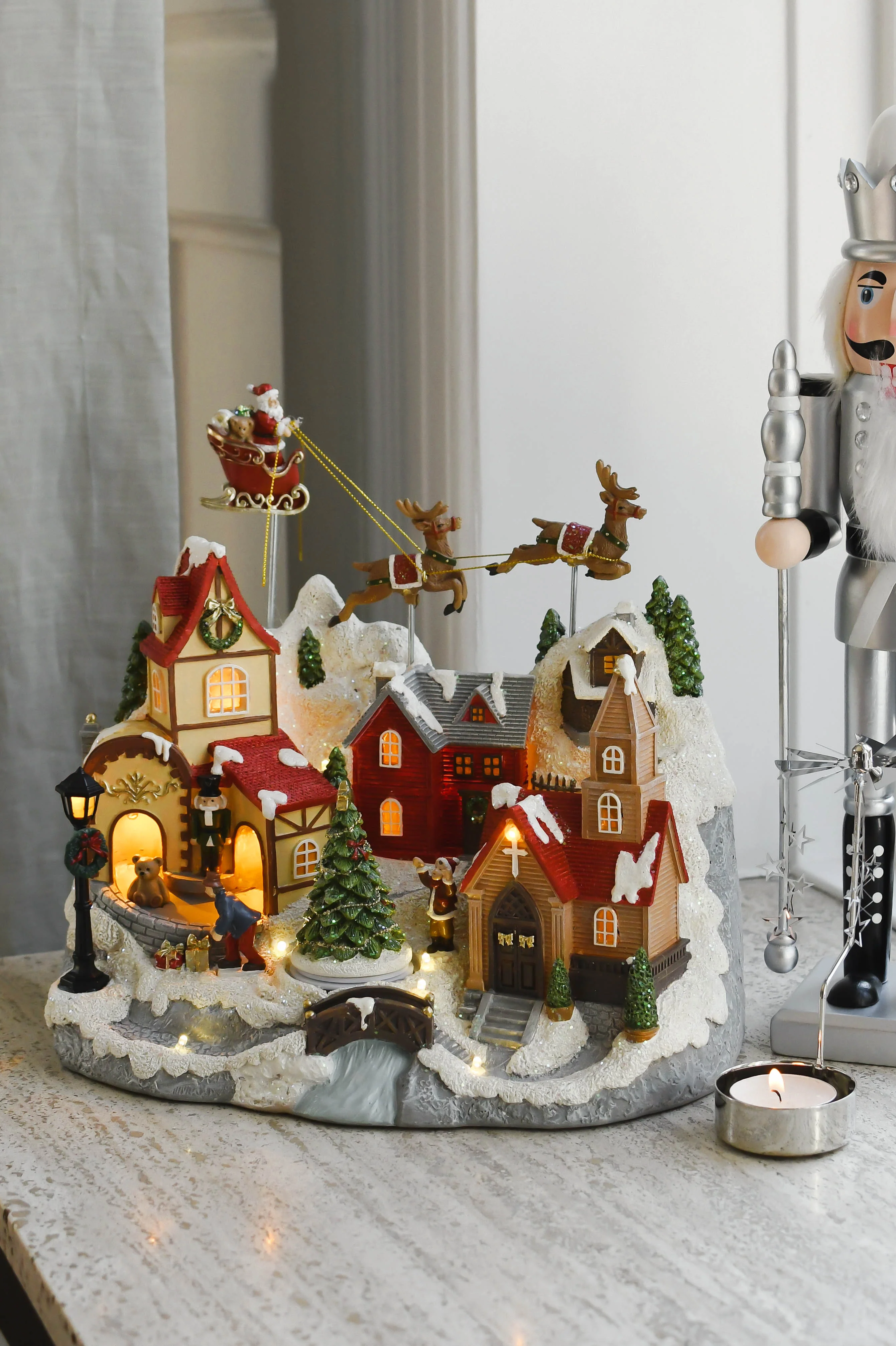 Bahne Interior  Julemandens værksted figur m. lys & musik - B27 cm.