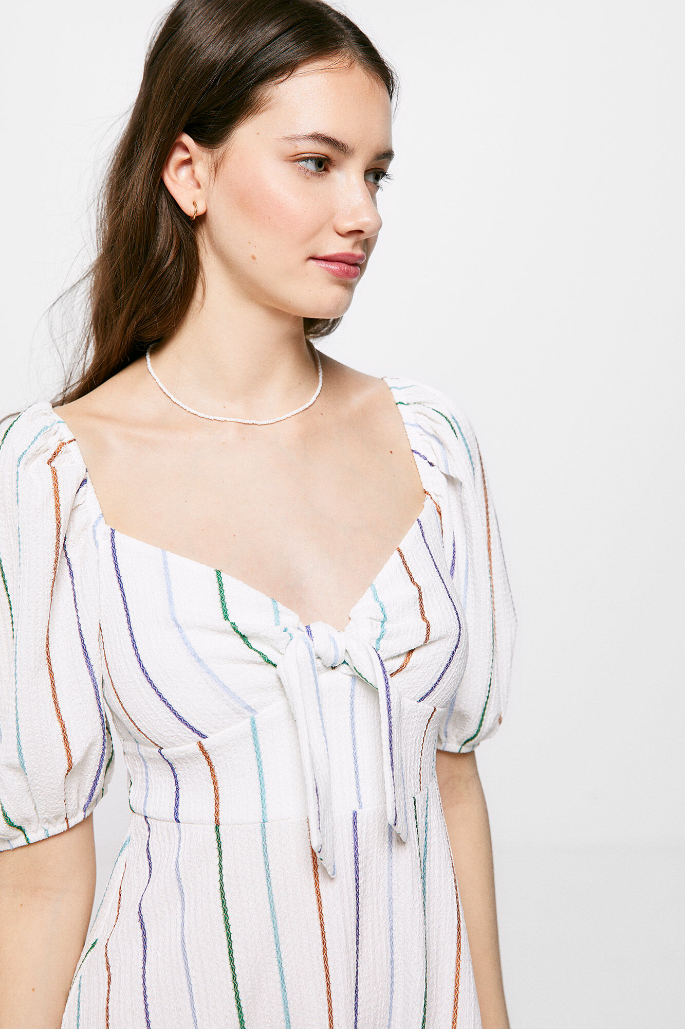 Vestido midi listrado com decote laço - Branco