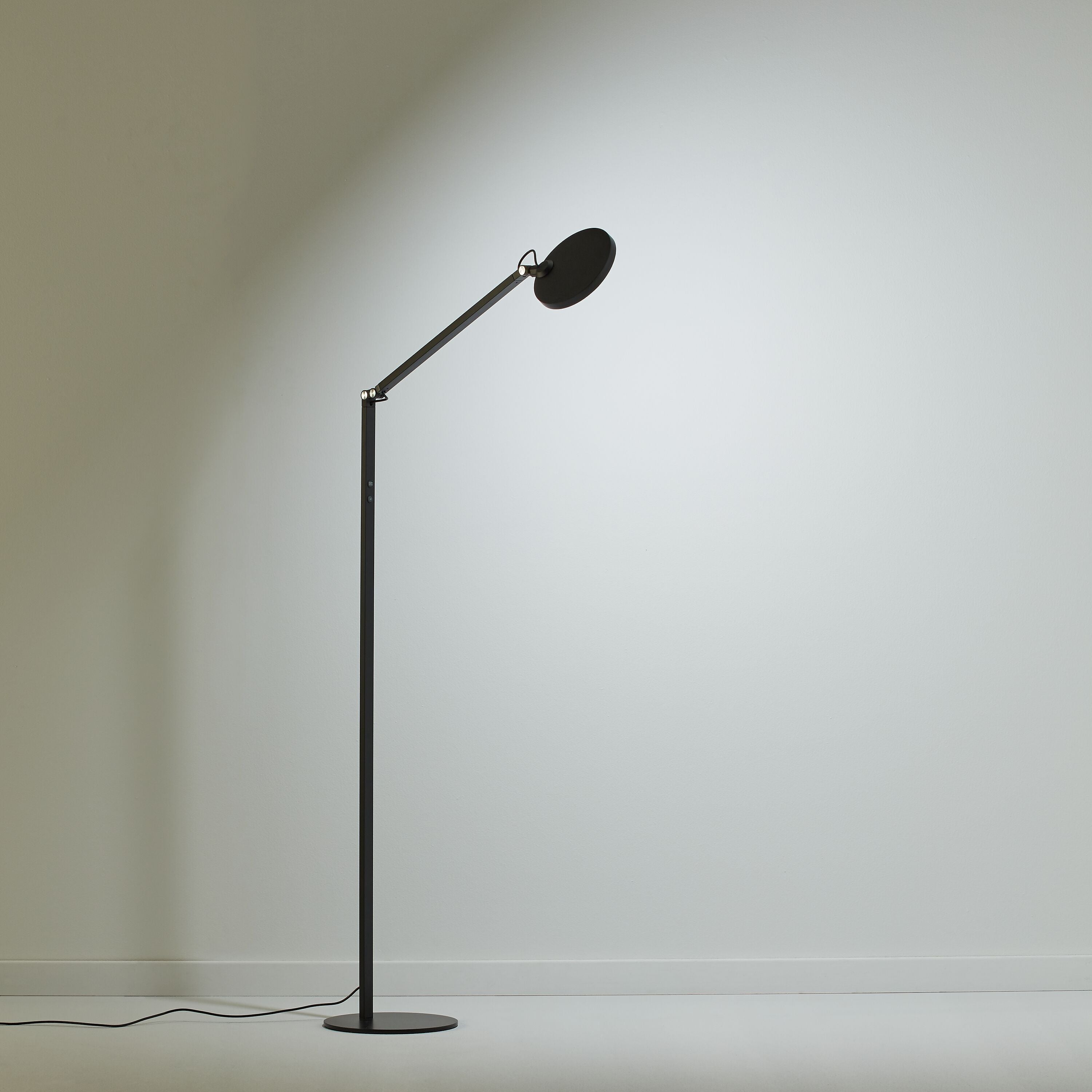 REGINA Stehleuchte - Schwarz / B: 35.0 cm x T: 22.0 cm x H: 160.0 cm