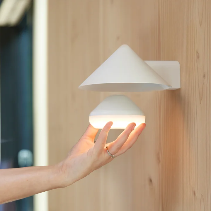 Frandsen - Grasp LED Akku-Wandleuchte, beetroot matt