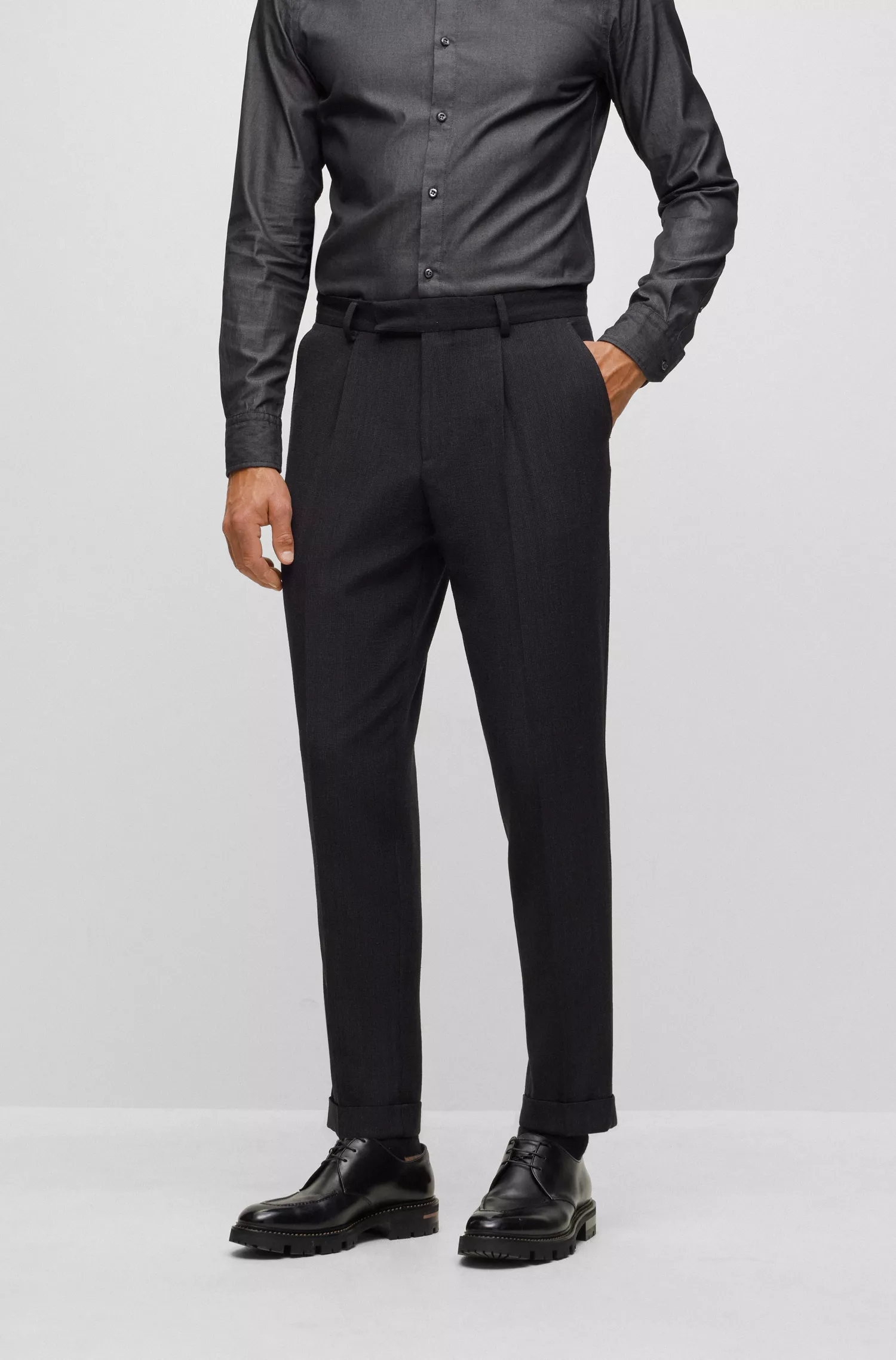 Terno BOSS cor camelo, corte slim, em mistura de lã com microestampa.