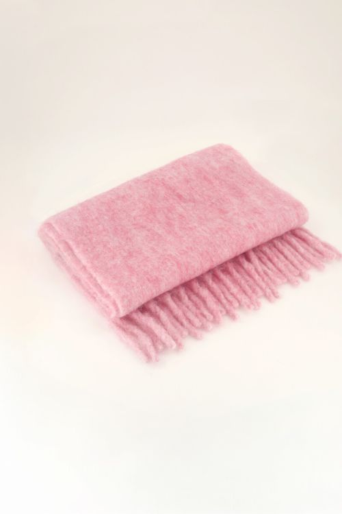 Roze sjaal met franjes