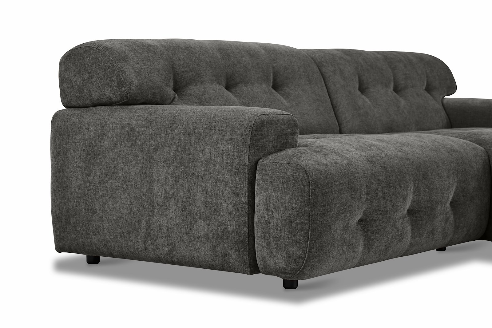 Bob sofa 1,5-seter med sjeselong høyre. Tekstil City 98 Dark Grey med sorte ben.