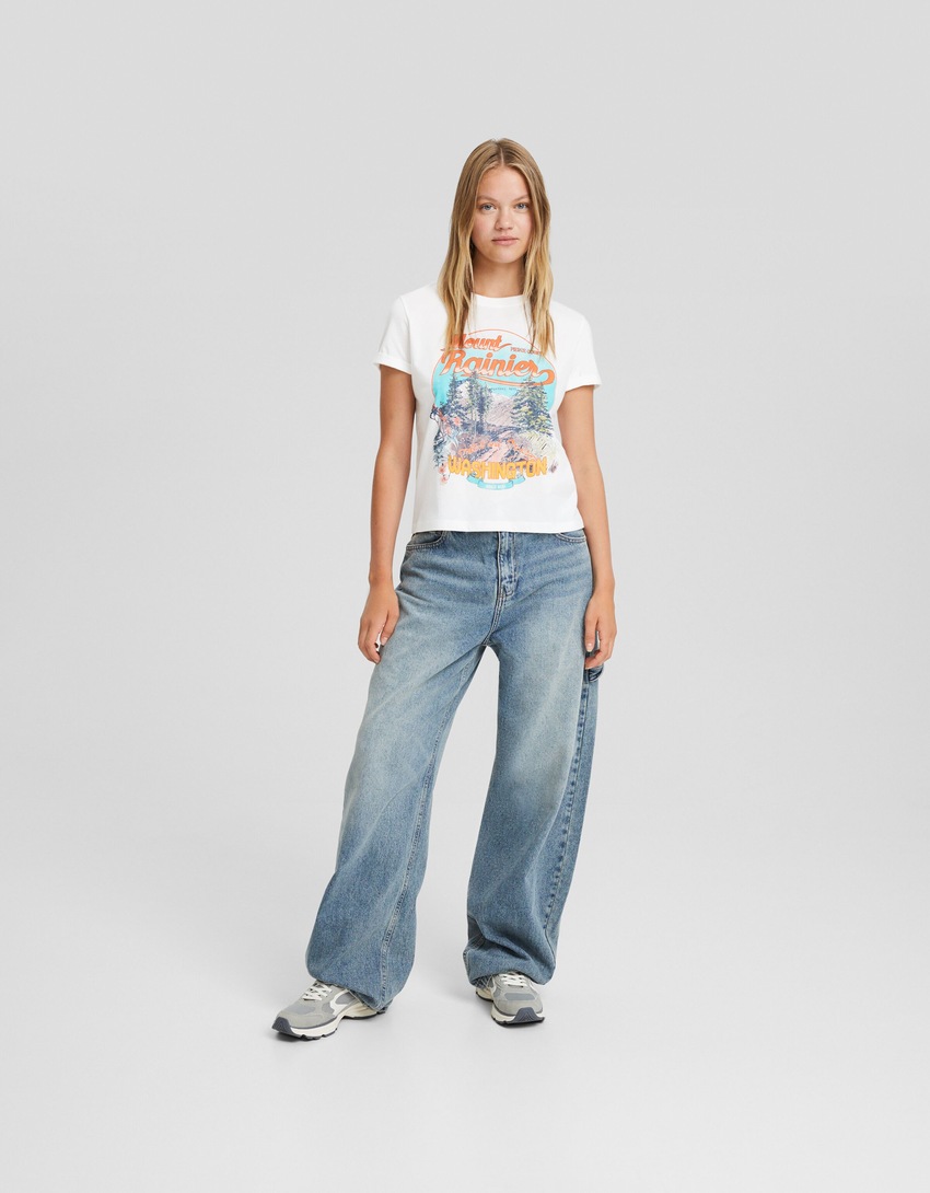 Camiseta de manga curta com estampa e modelagem ajustada