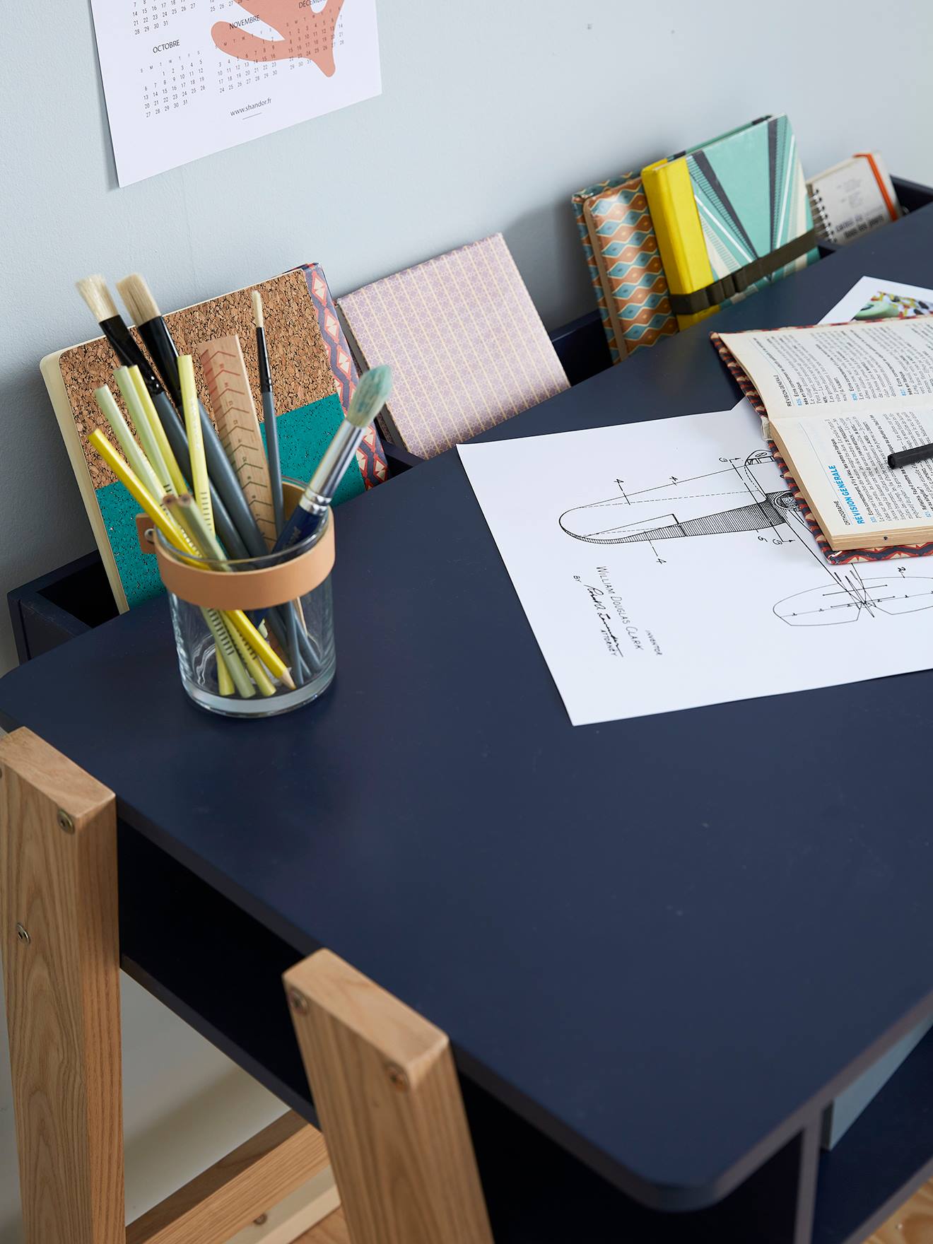 Carteira escolar especial para o ensino fundamental, modelo ARCHITEKT LINE, lisa, azul escuro.