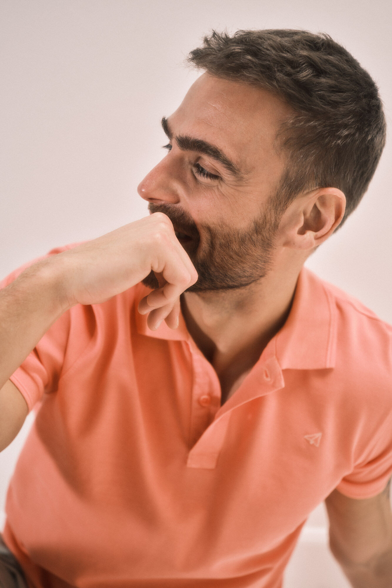 Camisa polo em piqué lavado com bordado de avião - Coral