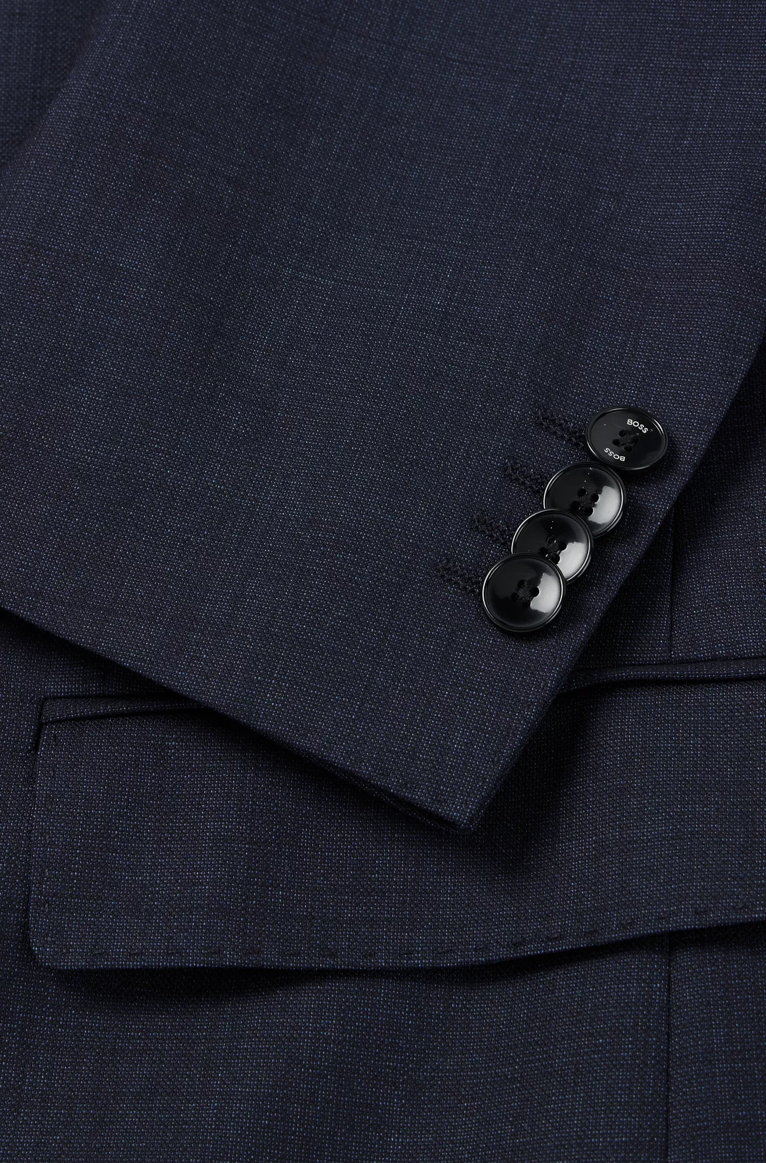 Terno BOSS preto de três peças, corte slim, em lã elástica estampada.