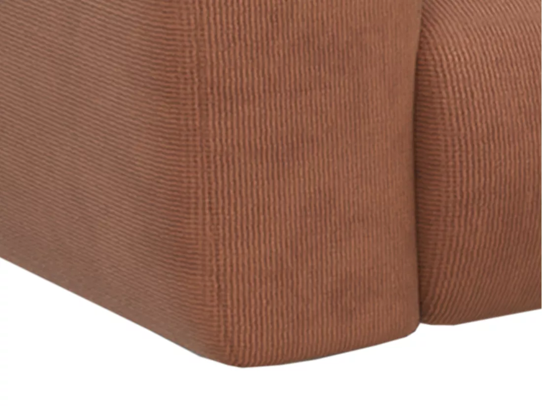 Grand canapé d'angle droit en tissu texturé terracotta POGNI de Maison Céphy