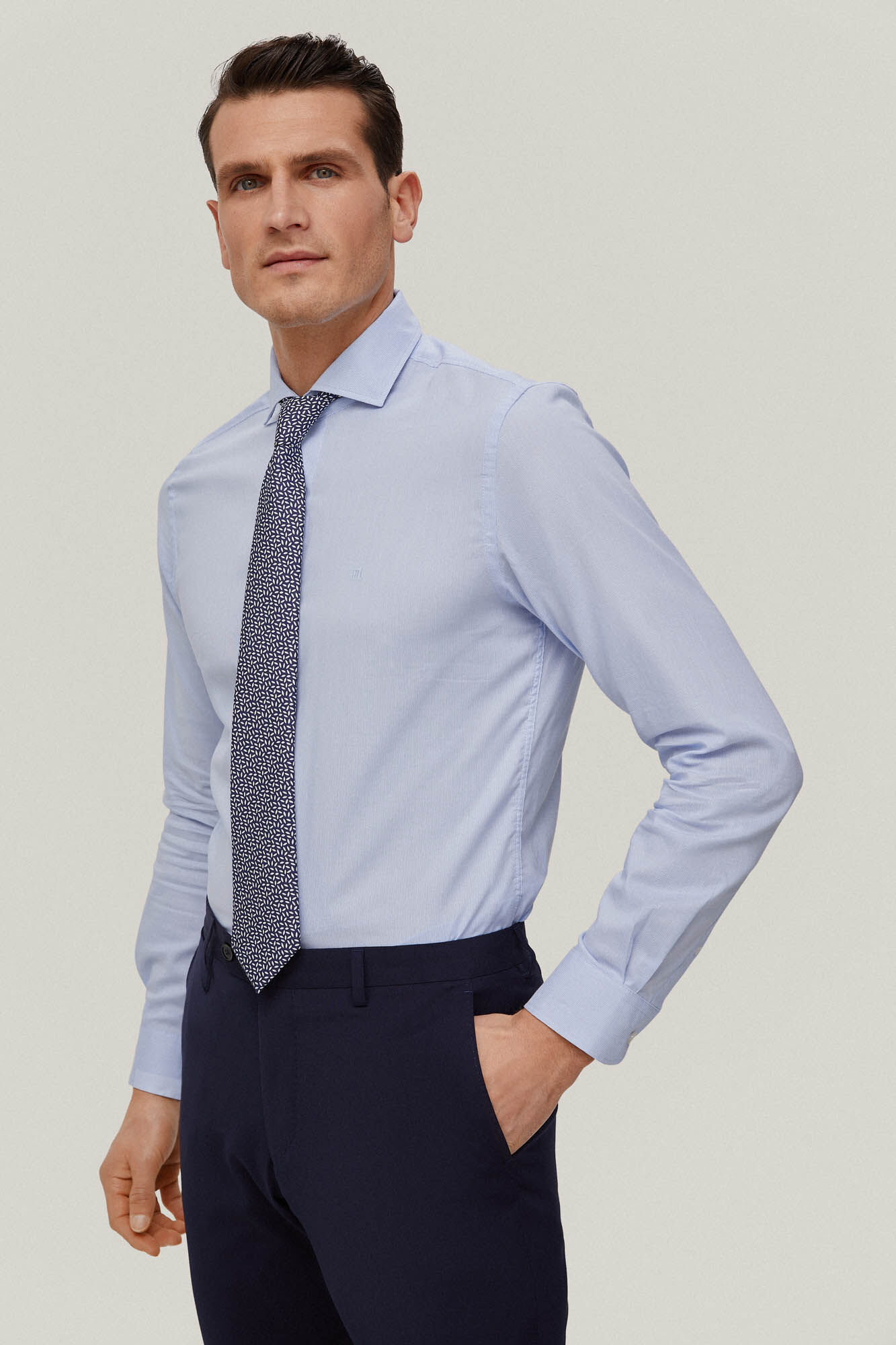 Camisa lisa de corte slim, fácil de passar e resistente a odores - Azul