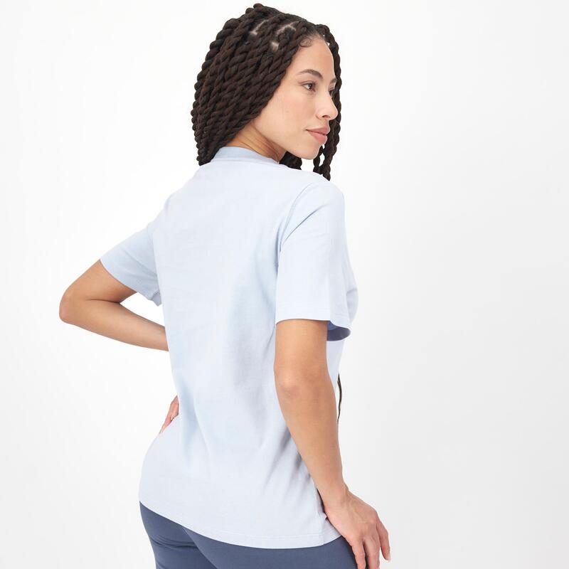 Camiseta Reebok com logo grande