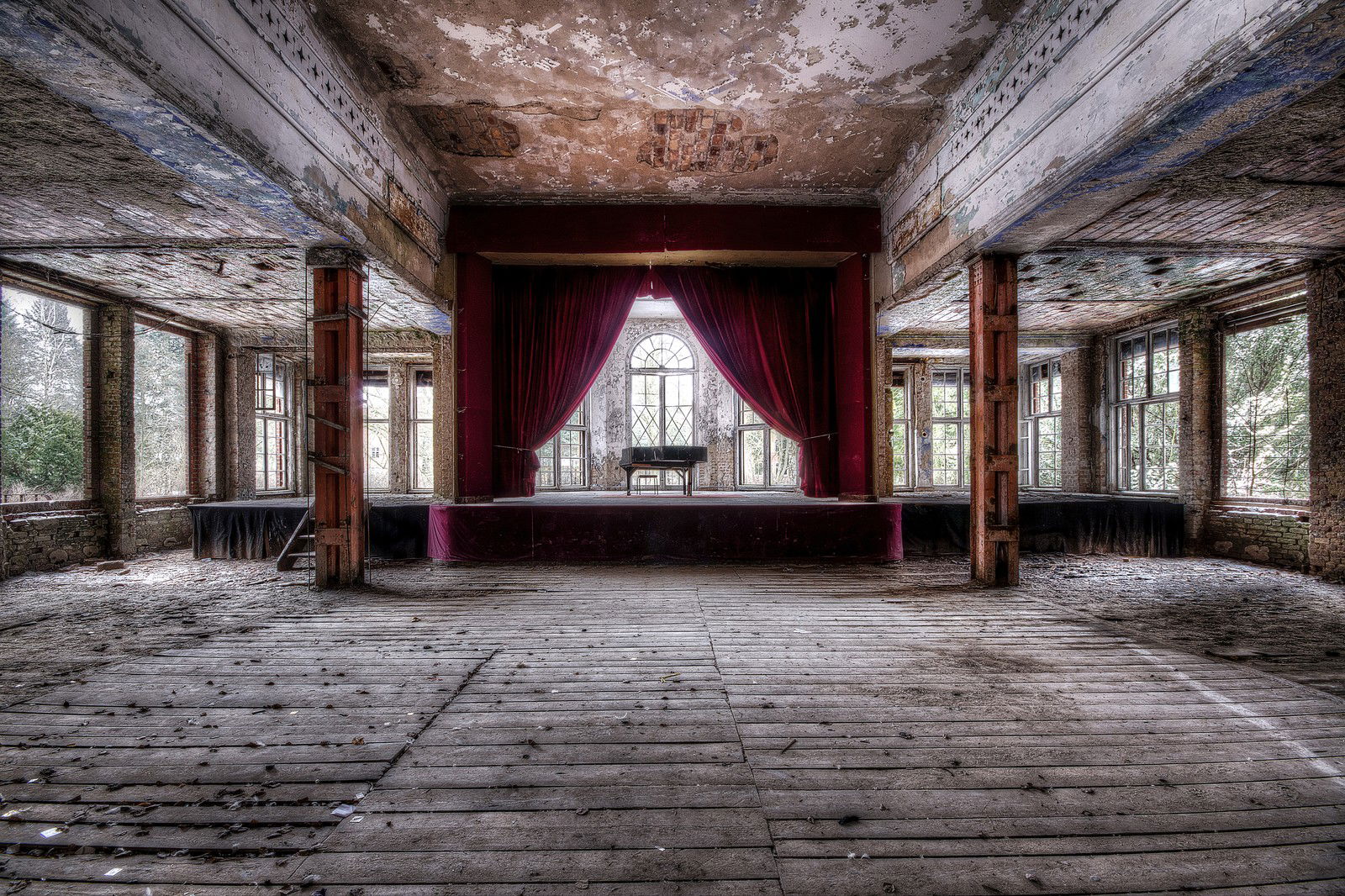The Final Curtain by Roman Und Anna Küffner - Limited Edition. Edition of: 150. Signed.