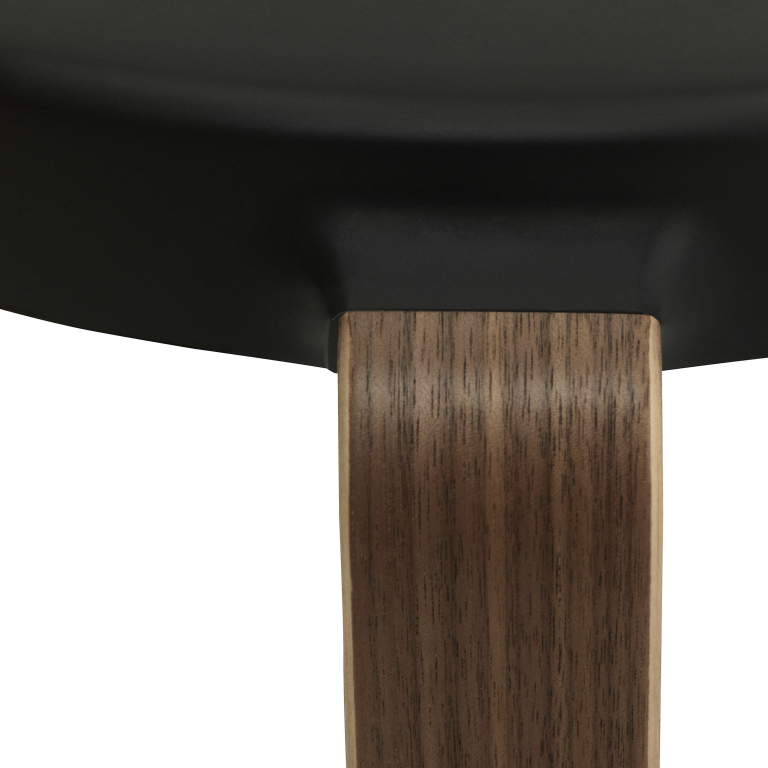 Normann Copenhagen Tap kruk met walnoten onderstel olijfgroen