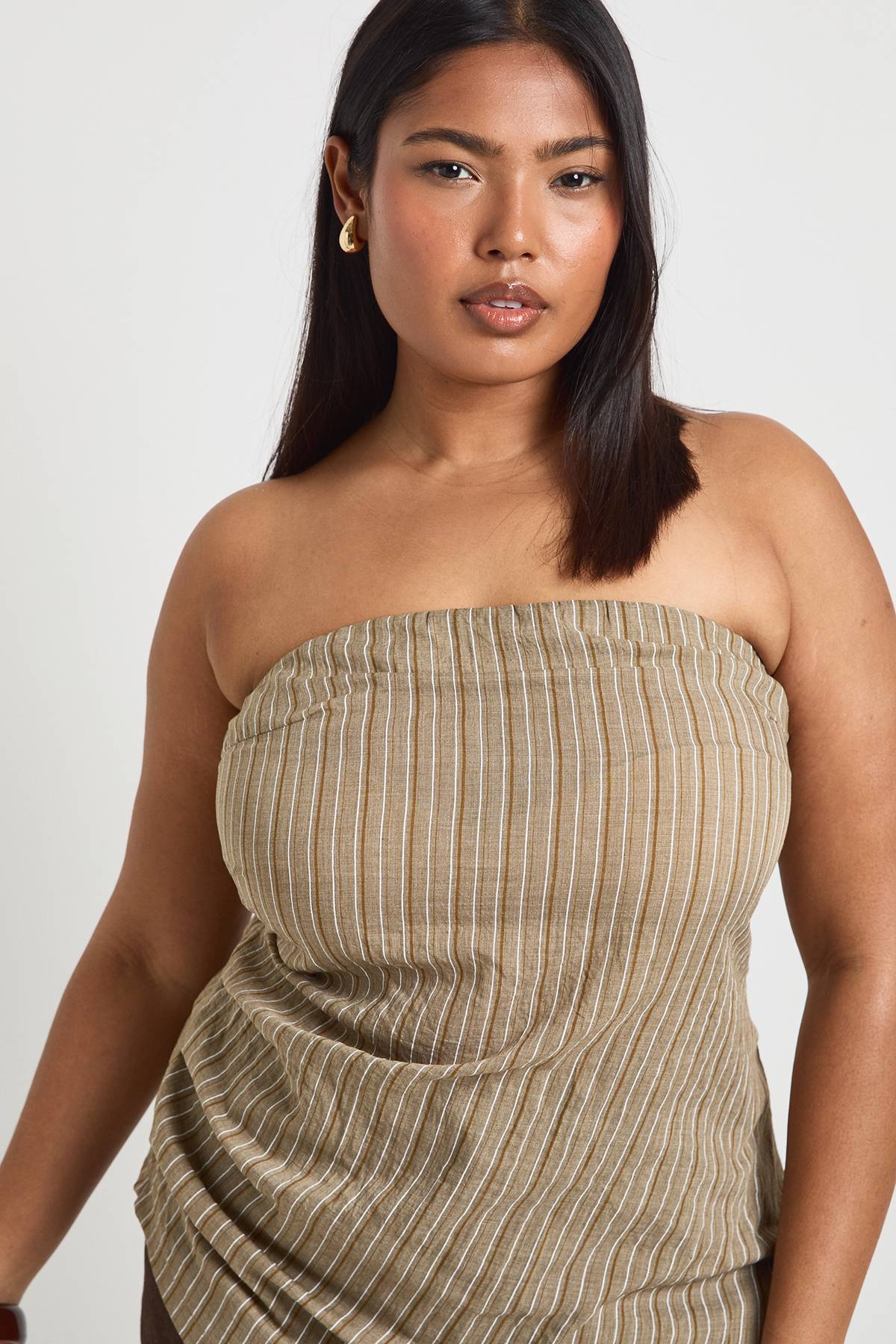 boohoo Haut Bandeau Asymétrique Flottant À Rayures Grande Taille