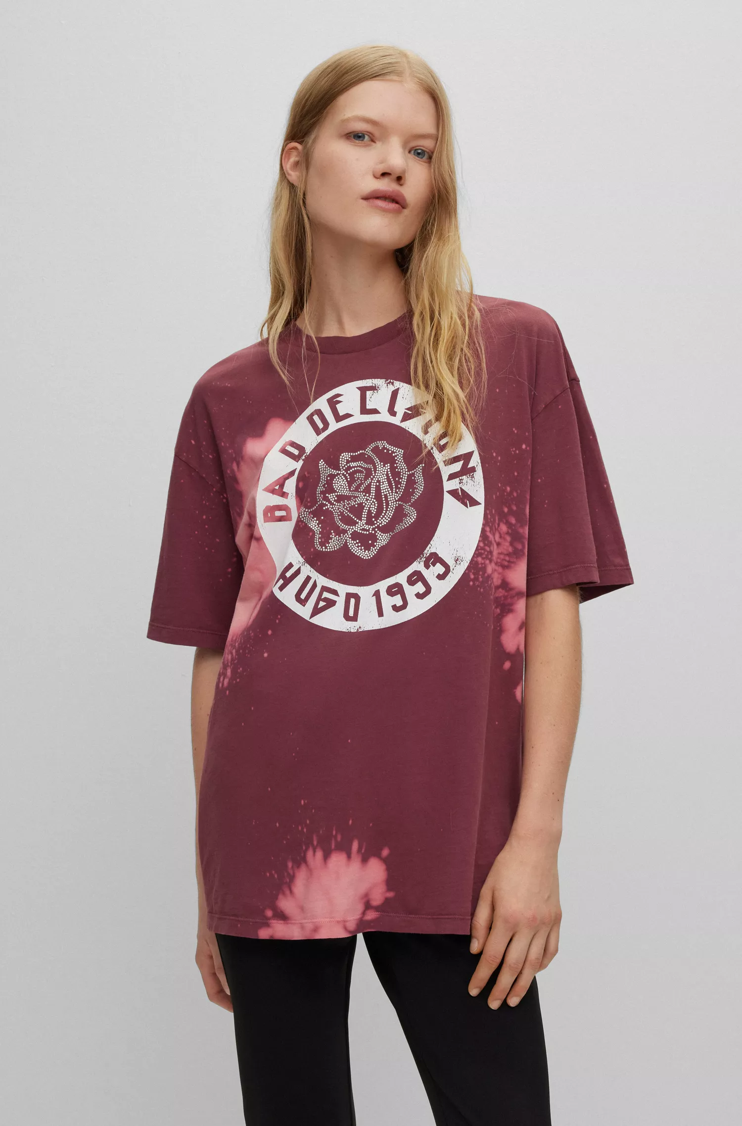 Camiseta HUGO vermelha, modelagem oversized, em algodão com estampa sazonal.
