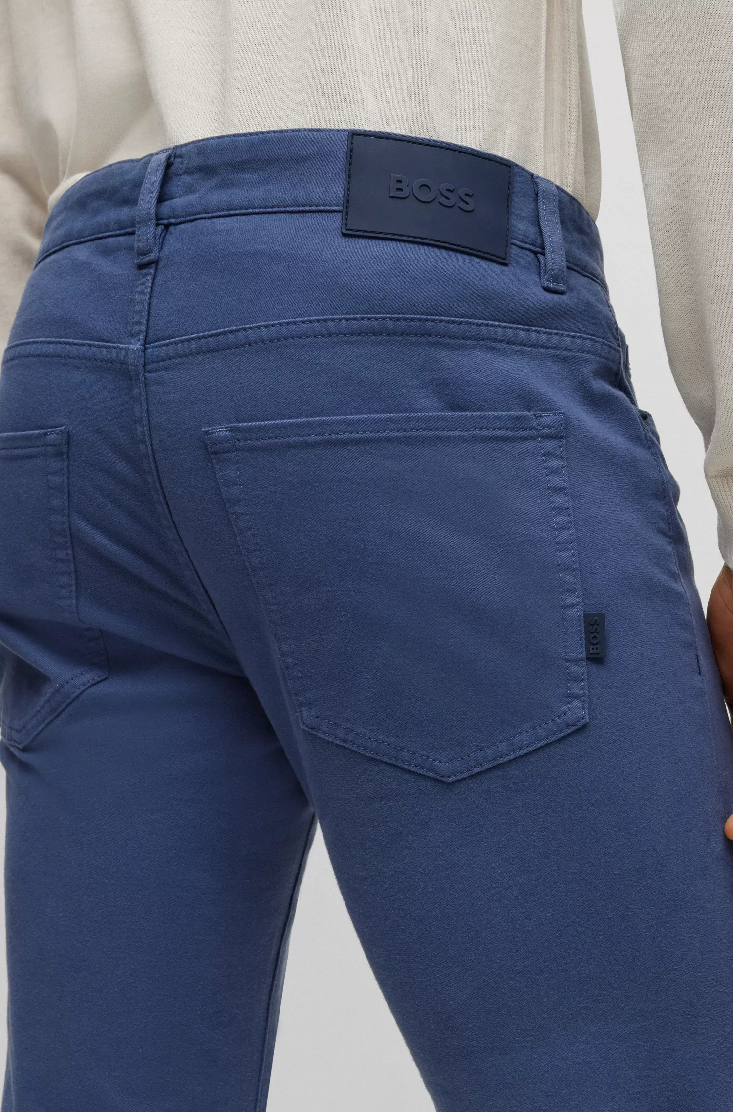 Calça jeans BOSS preta, corte slim, em gabardine de denim elástico.