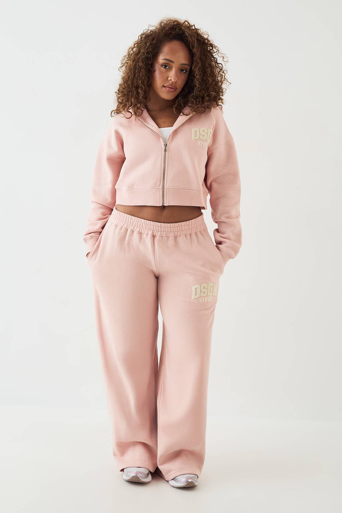 Jogging DSGN Studio en Tissu Éponge avec Appliqué Coupe Droite