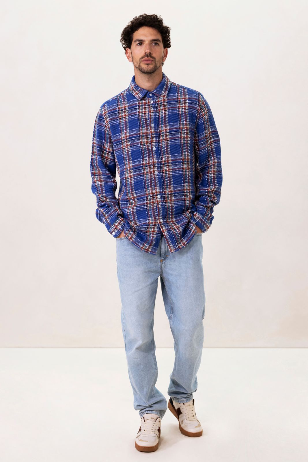 Blauw met rood geruit overhemd