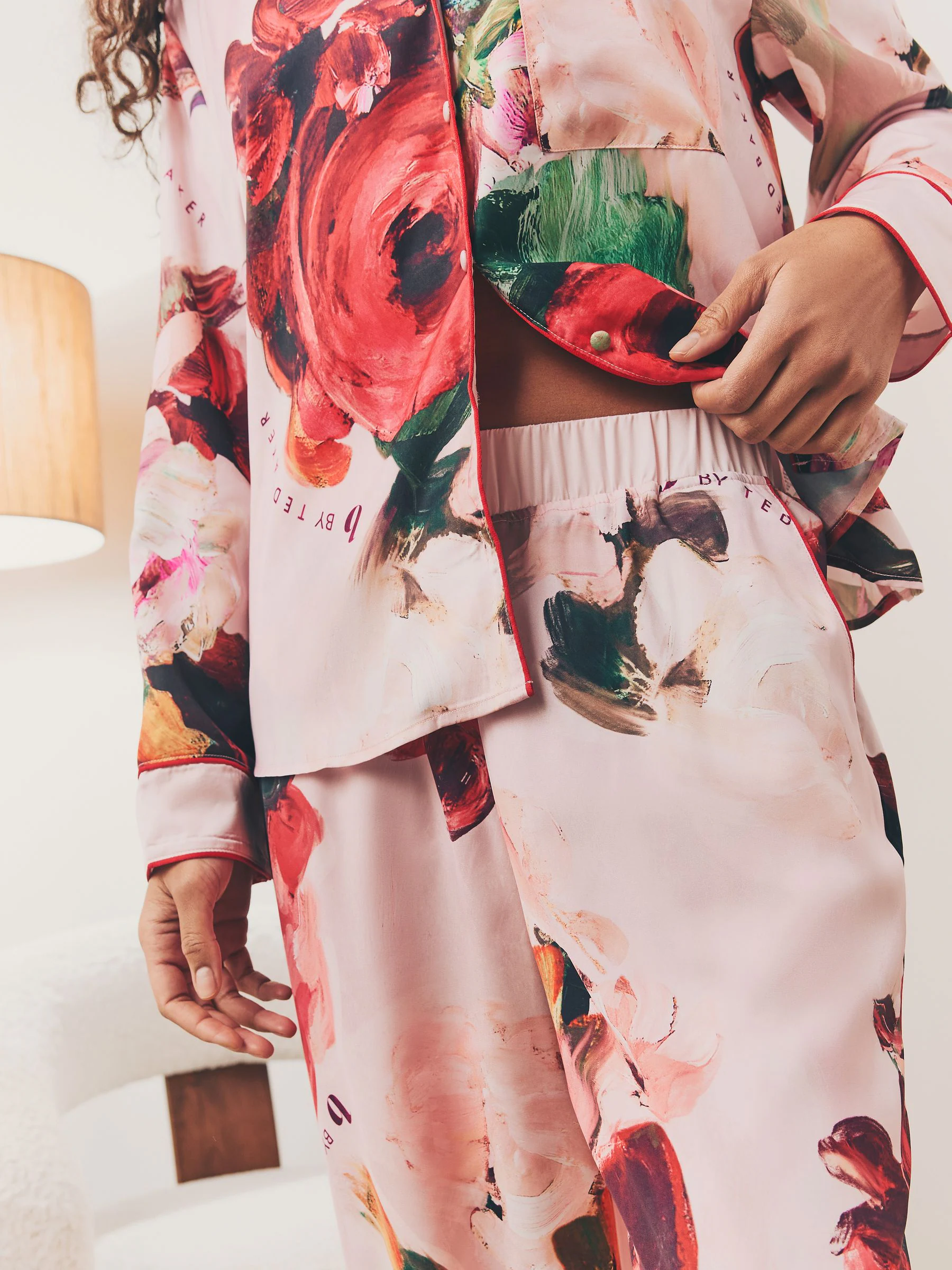 Roze rood gebloemd - B by Ted Baker - Satijnen pyjama met knopen