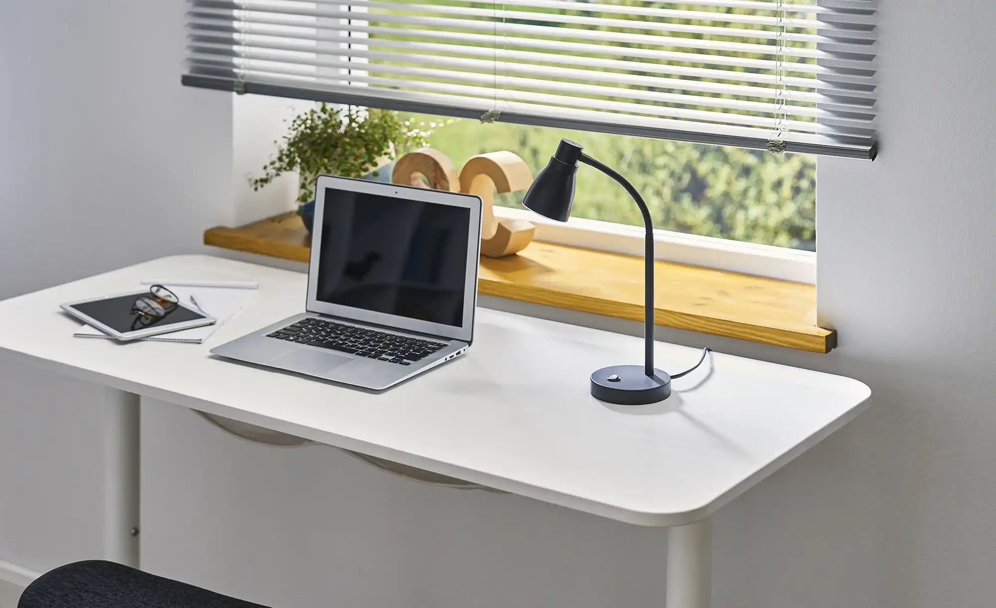 KHG LED-Tischleuchte, schwarz mit flexiblen Arm