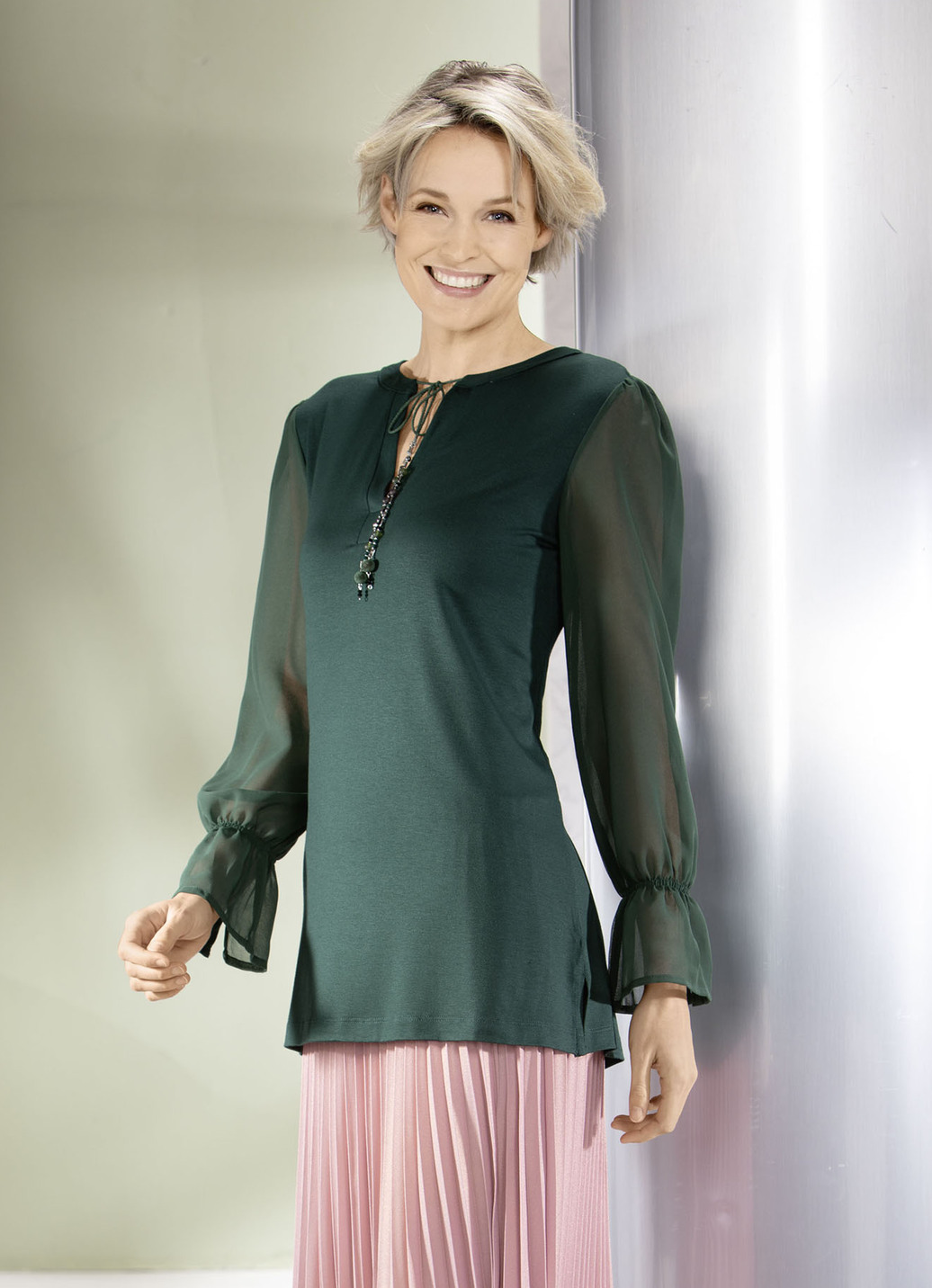 Shirt mit ausgefallener Ausschnittverarbeitung in 2 Farben
