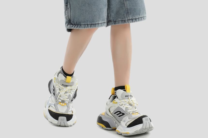 INStudio - Mid Rise Washed Denim Shorts