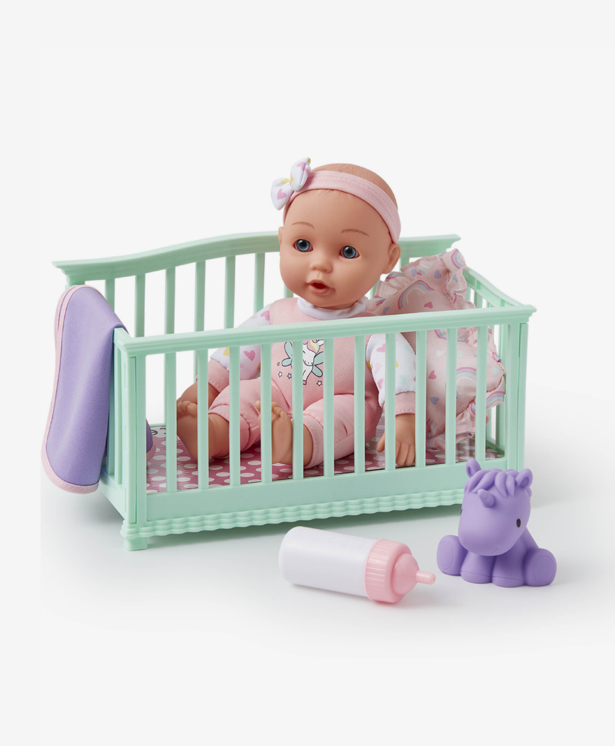 Babypuppe in Kinderbett