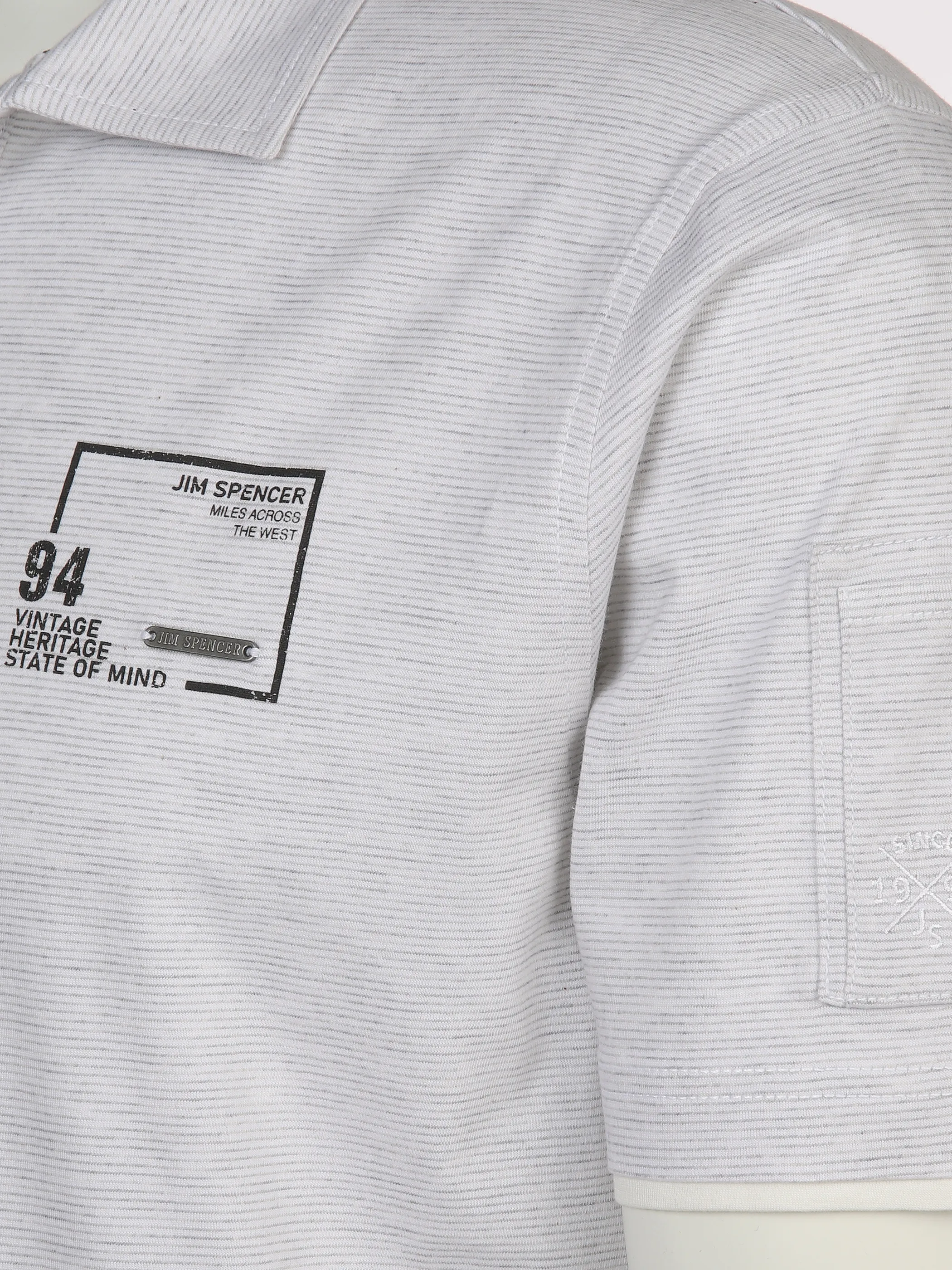 Herren Poloshirtmit feinen Linien durchzogen