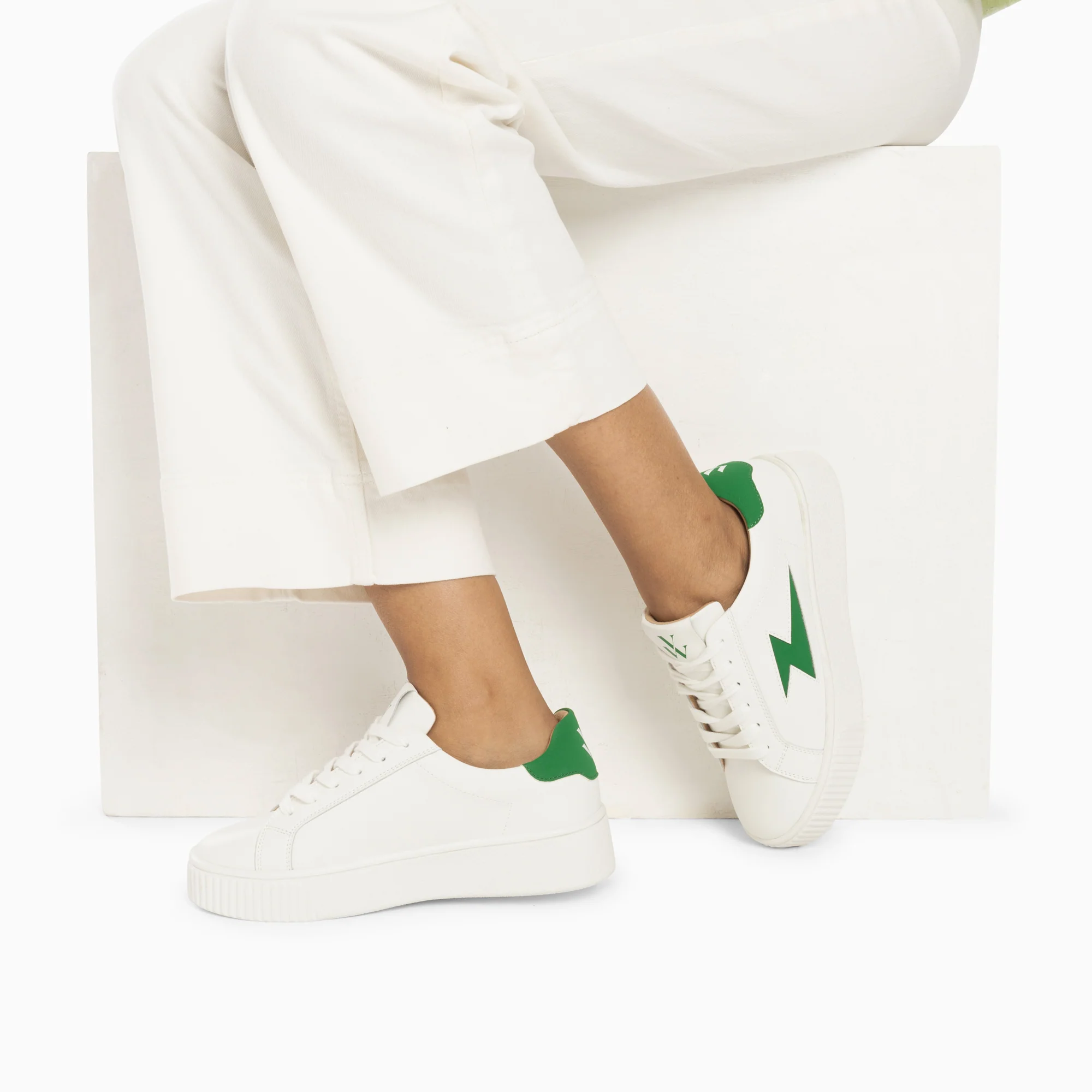 Sneakers-Baskets éclair Angie blanc et vert à lacets