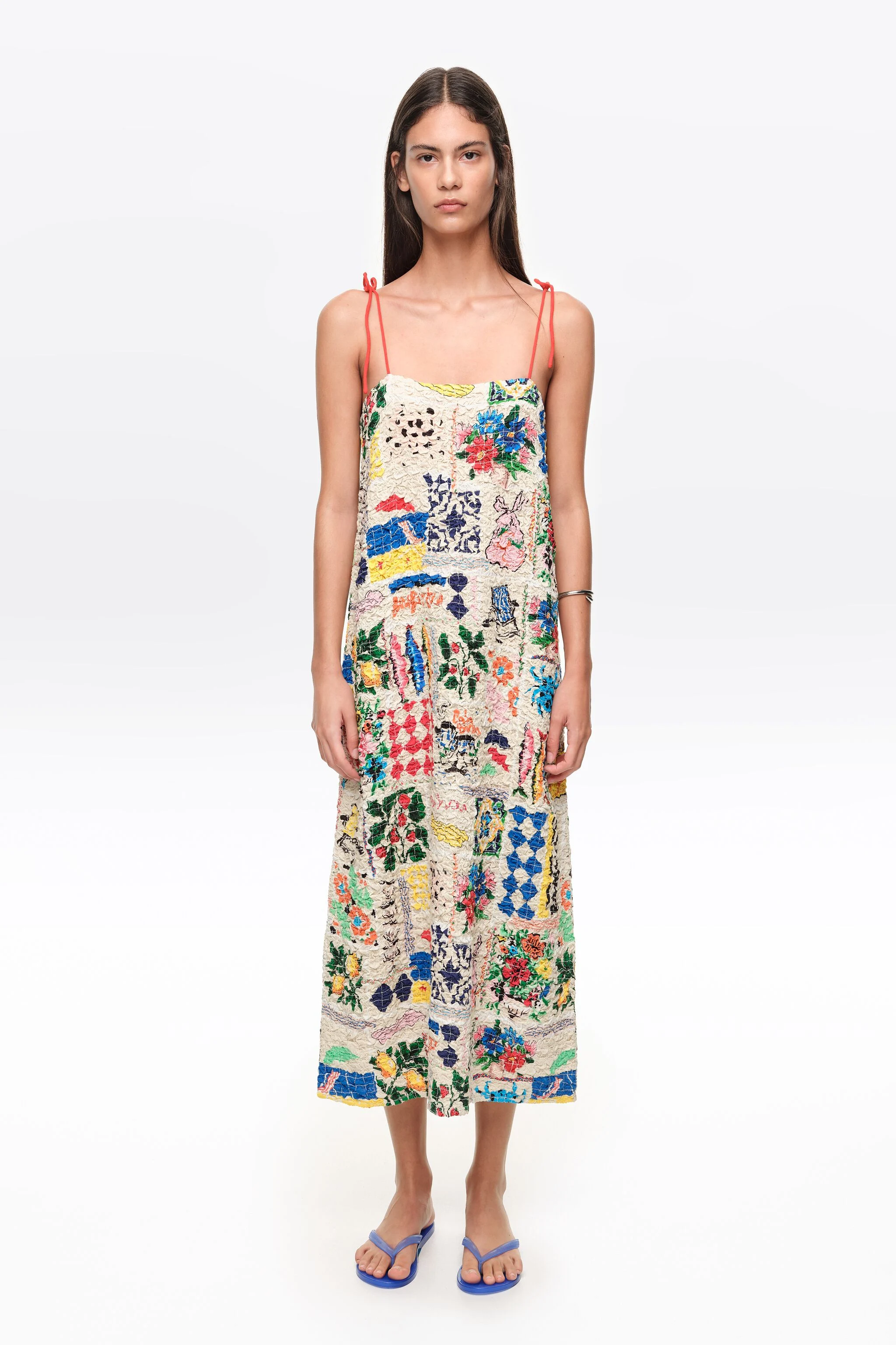 Vestido de verão com patchwork, franzido e alças finas.