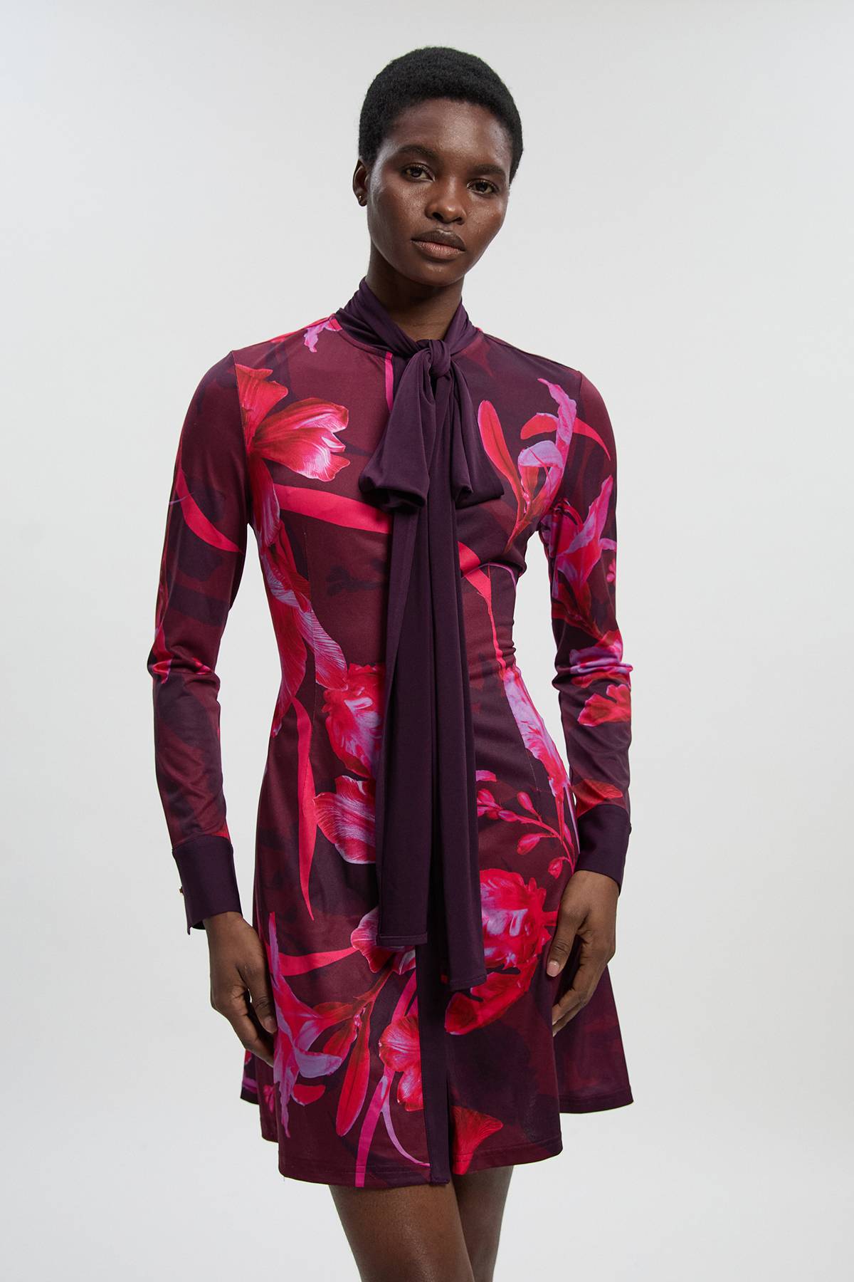KarenMillen Robe Mini à Manches Longues avec Encolure Nouée et Imprimé Floral en Crêpe
