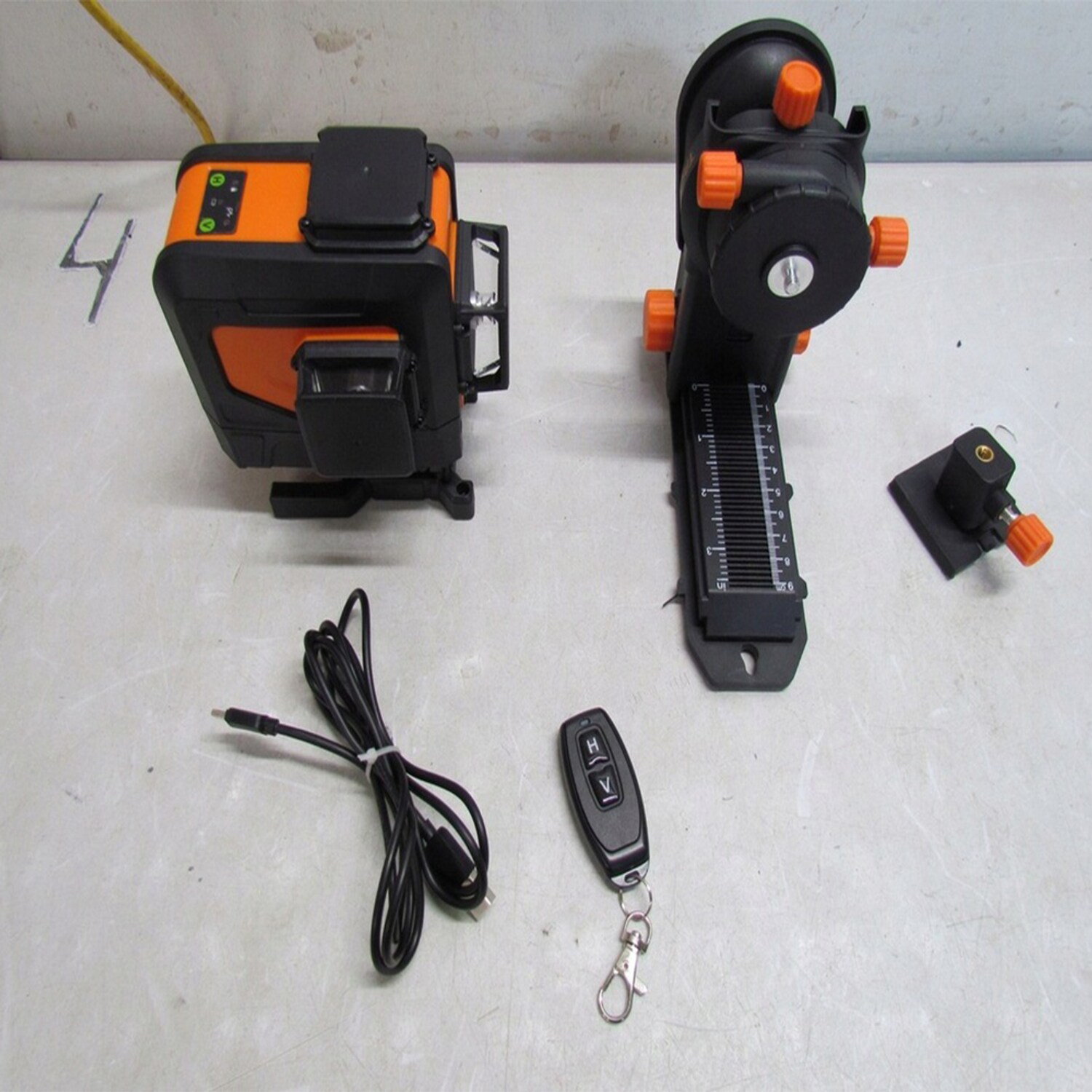 TACKLIFE SC-L12 3 x 360-Grad selbstnivellierender grüner Kreuzlinien-Laser-Tool, 132 Fuß mit Fernbedienung, Pulsmode, verstellbare magnetische Basis und 5200 mAh wiederaufladbarer Li-Ion Batterie
