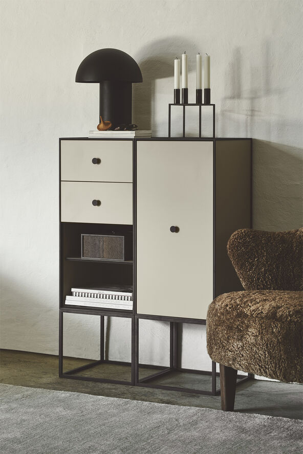 Audo Copenhagen Frame 70 med hylde og 2 skuffer - Sand Sand
